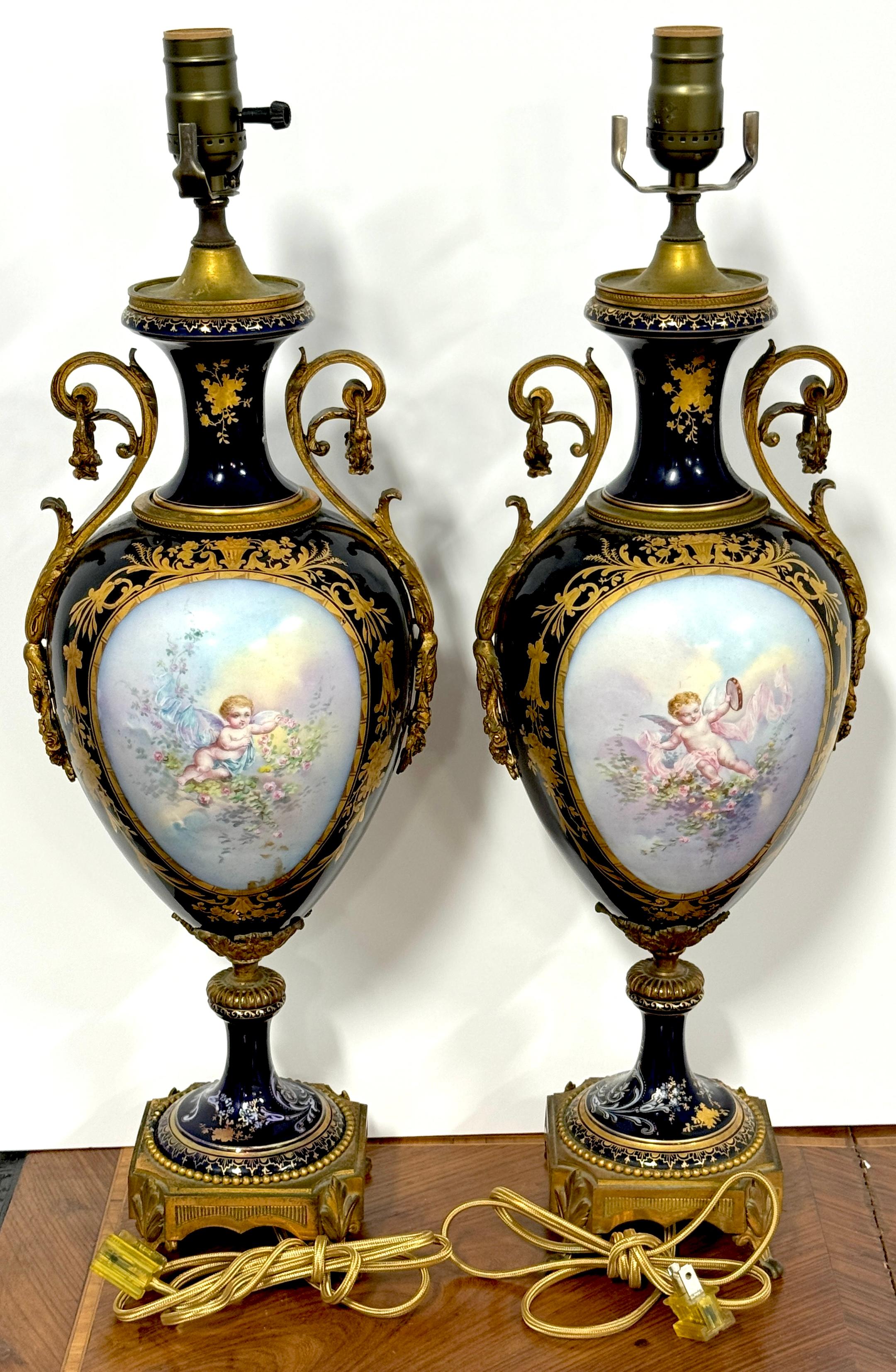 Coppia di urne in cobalto stile Sèvres con montatura in ormù del XIX secolo, ora come lampade in vendita 6