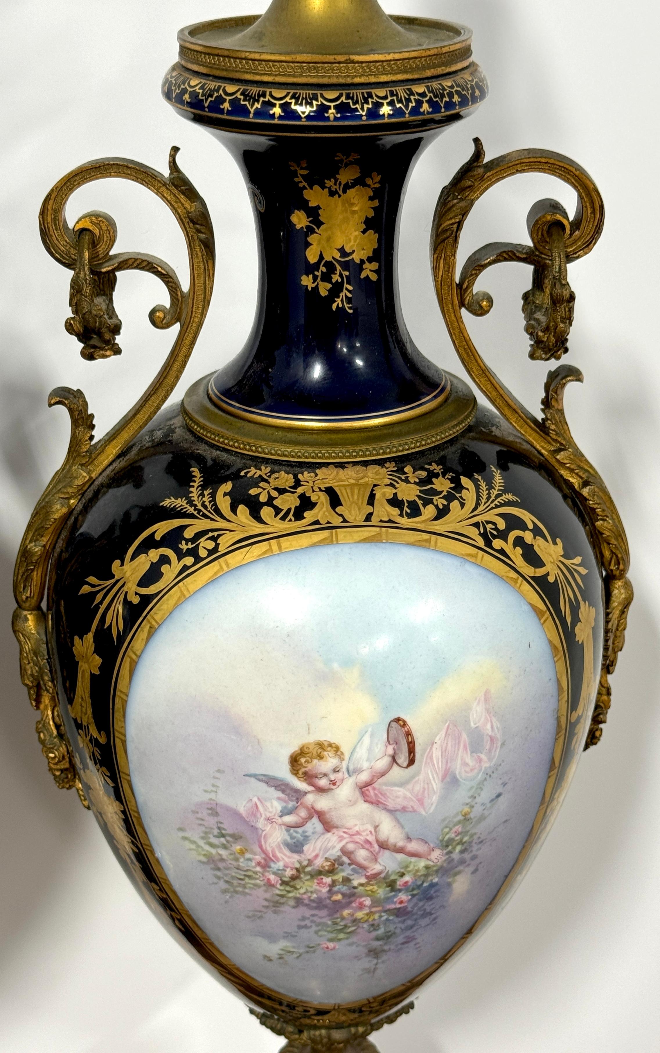 Coppia di urne in cobalto stile Sèvres con montatura in ormù del XIX secolo, ora come lampade in vendita 7