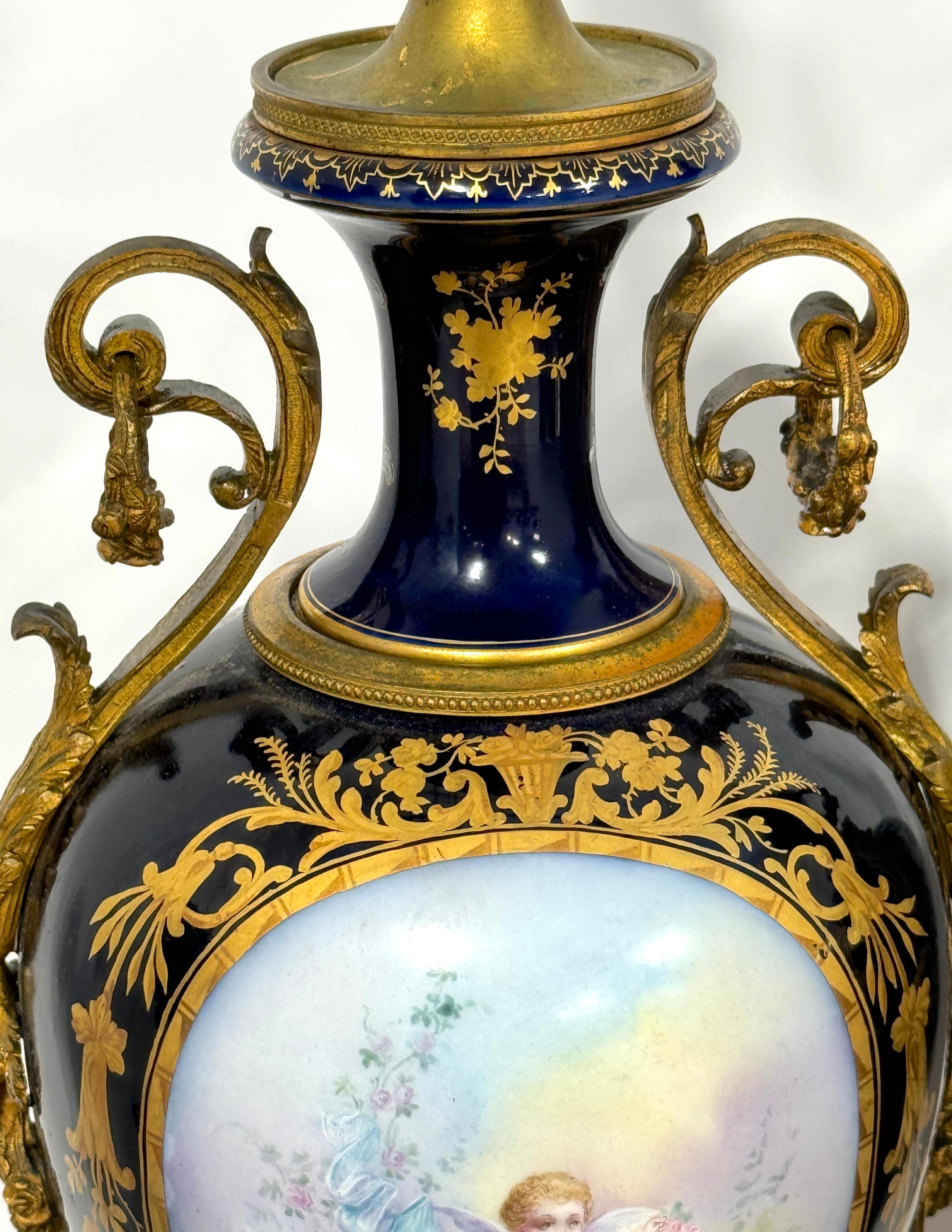 Coppia di urne in cobalto stile Sèvres con montatura in ormù del XIX secolo, ora come lampade in vendita 9