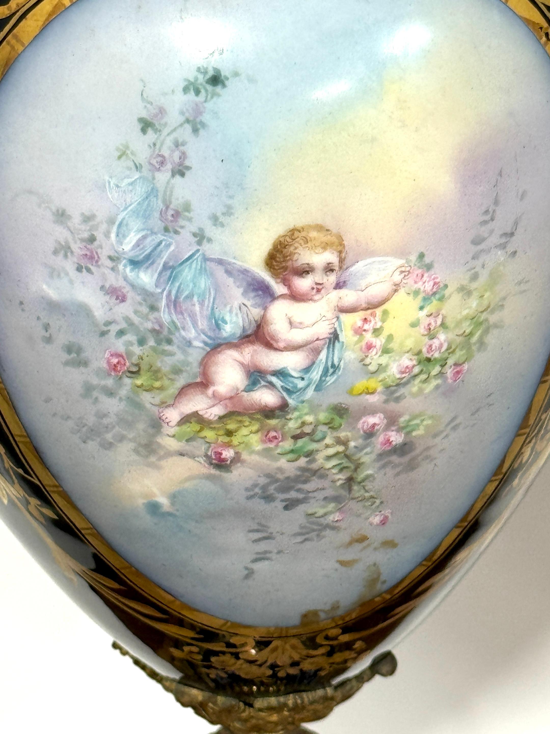Coppia di urne in cobalto stile Sèvres con montatura in ormù del XIX secolo, ora come lampade in vendita 10