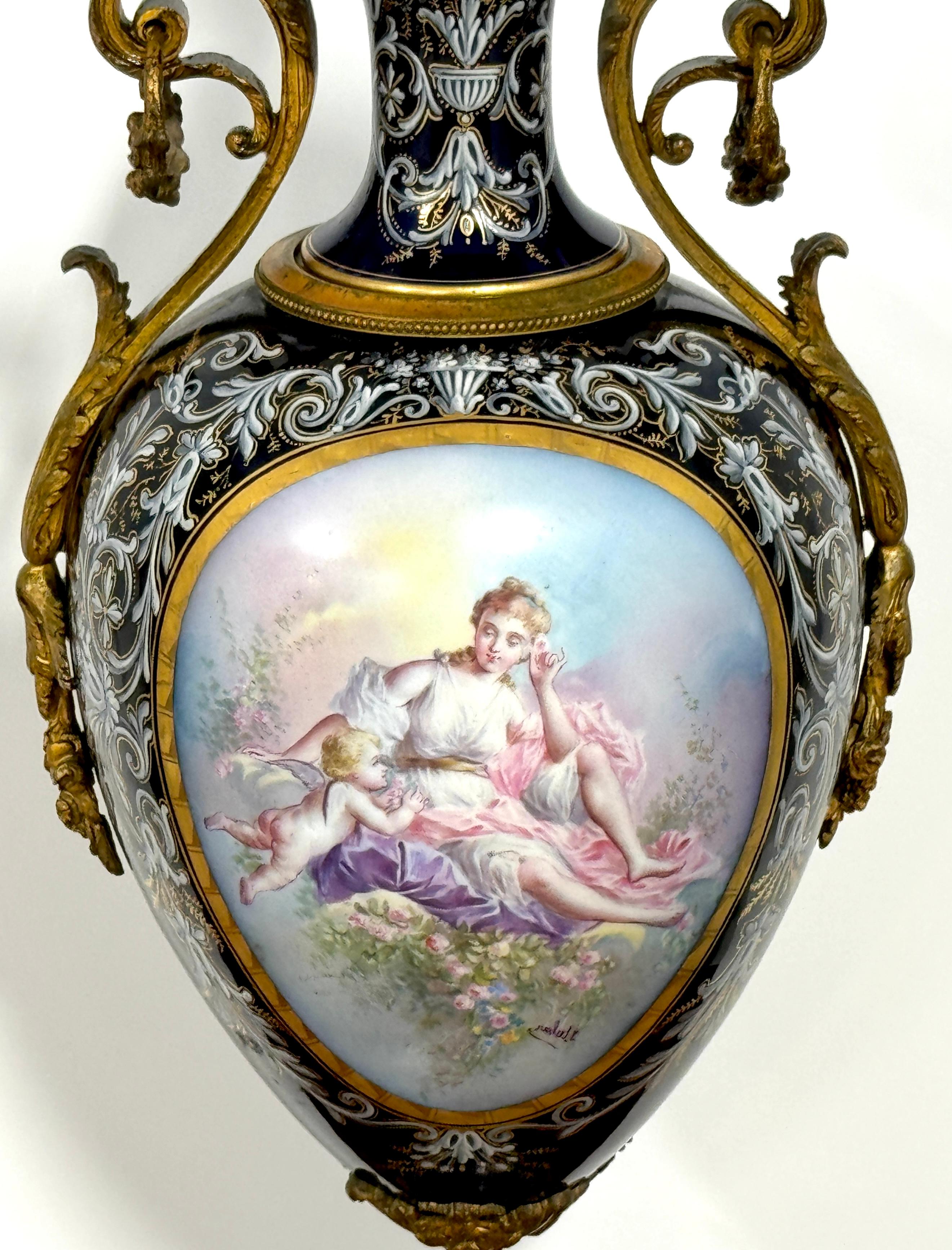 Coppia di urne in cobalto stile Sèvres con montatura in ormù del XIX secolo, ora come lampade in vendita 12