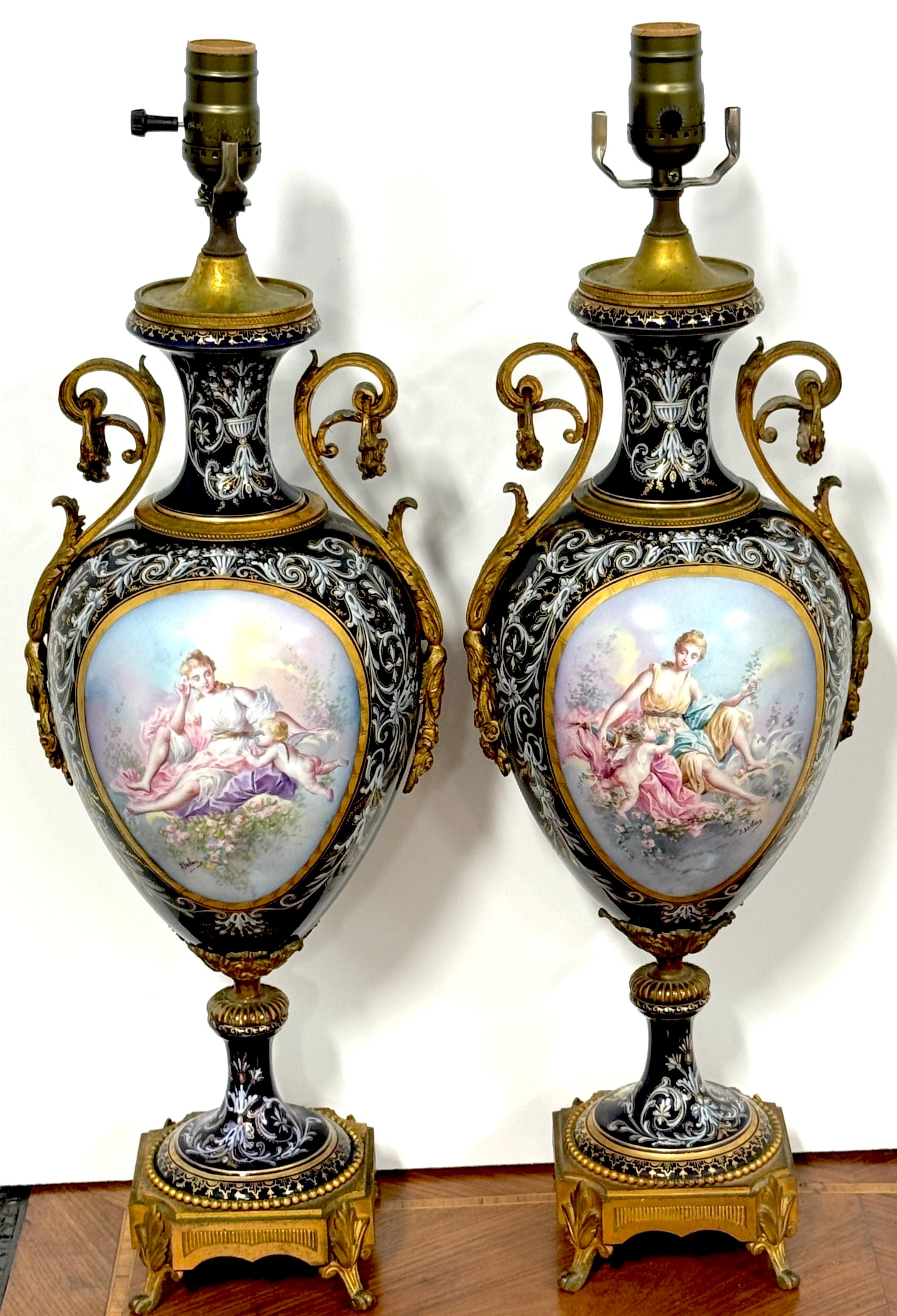 Coppia di urne in cobalto di Sèvres con montatura in ormolu del XIX secolo, ora come lampade 
Francia, circa 1880

Una squisita coppia di urne di Sèvres in cobalto montate a Ormolu del XIX secolo, ora trasformate in lampade. Provenienti dalla