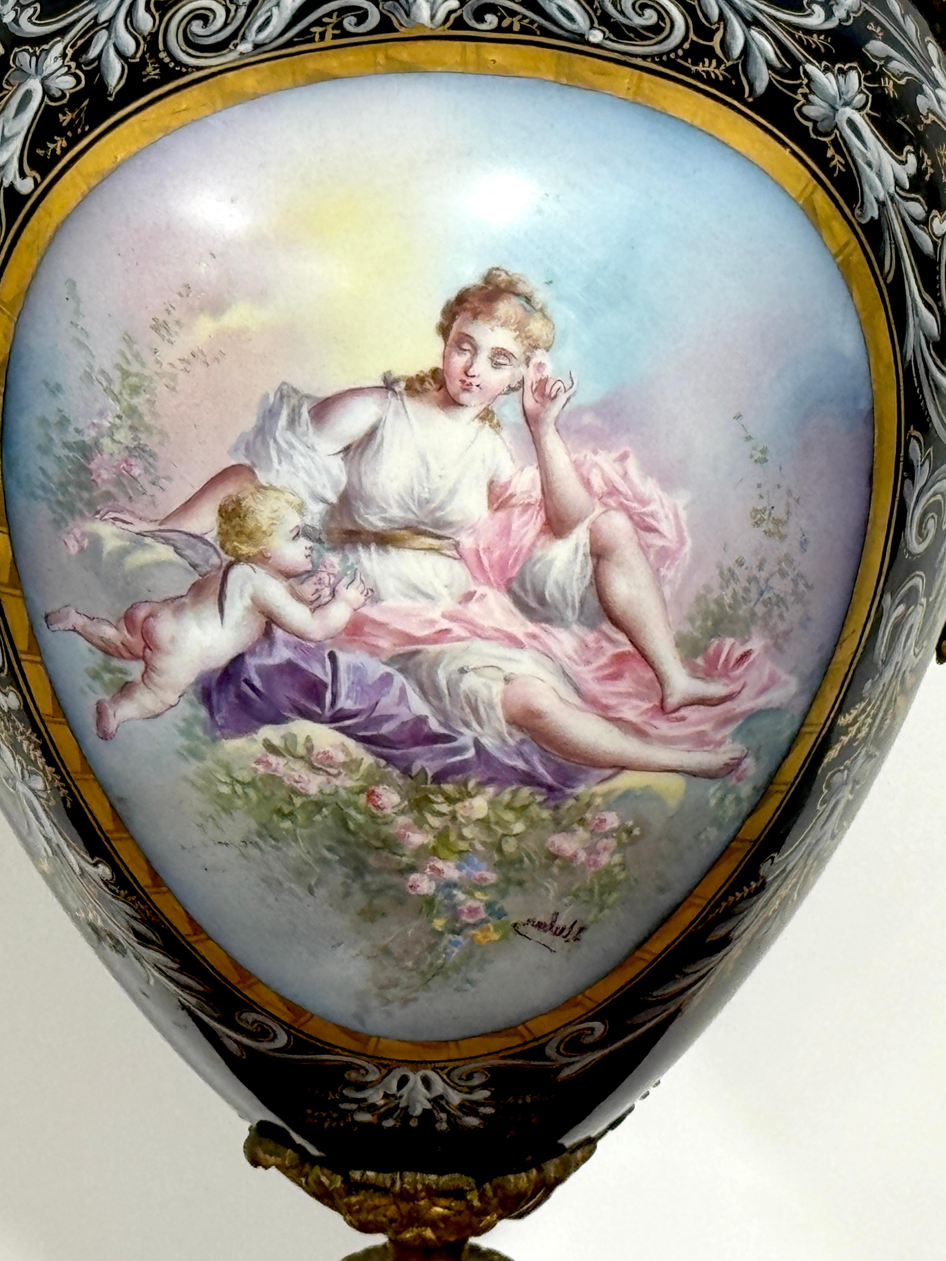 Coppia di urne in cobalto stile Sèvres con montatura in ormù del XIX secolo, ora come lampade in vendita 13