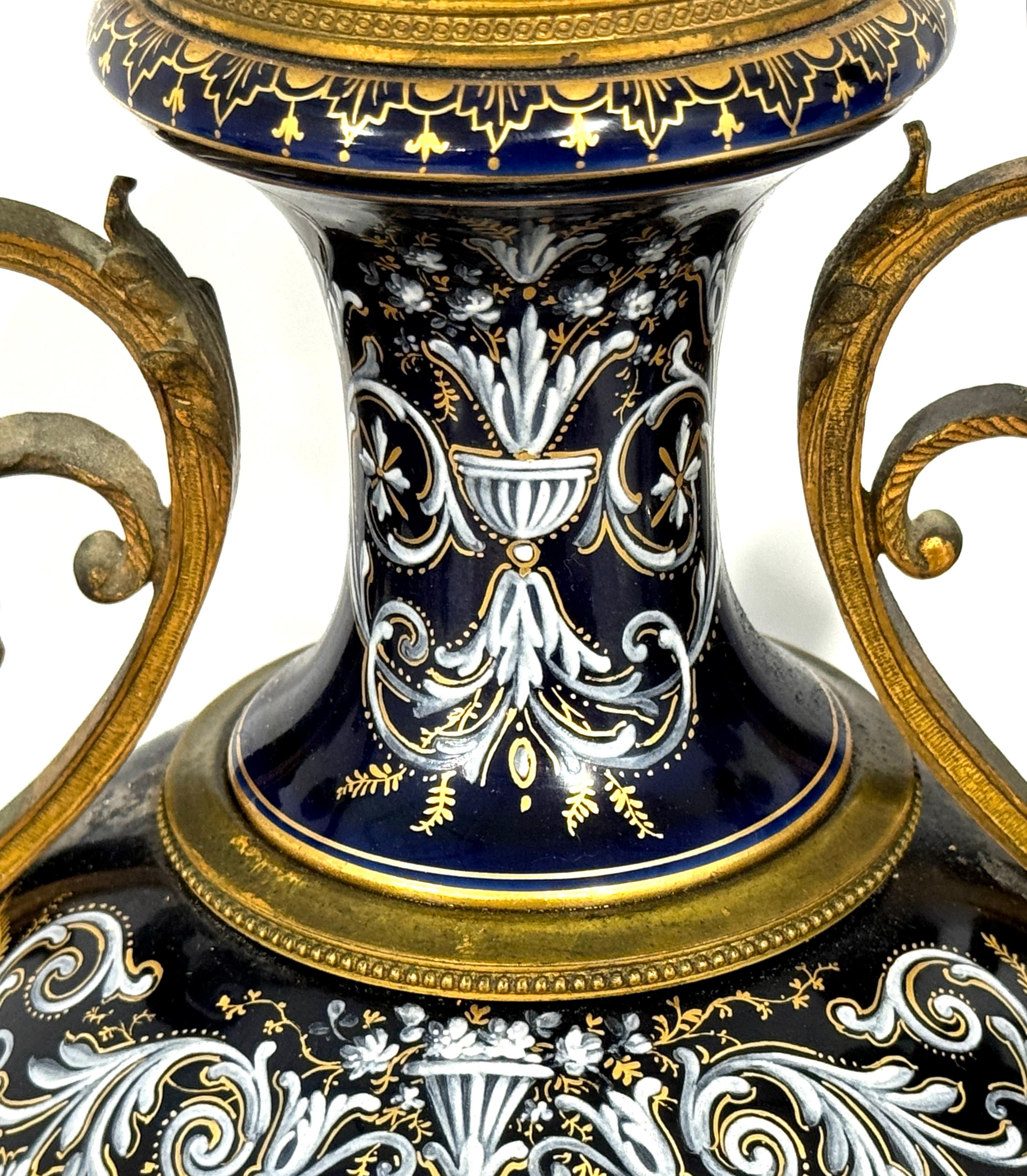 Francese Coppia di urne in cobalto stile Sèvres con montatura in ormù del XIX secolo, ora come lampade in vendita