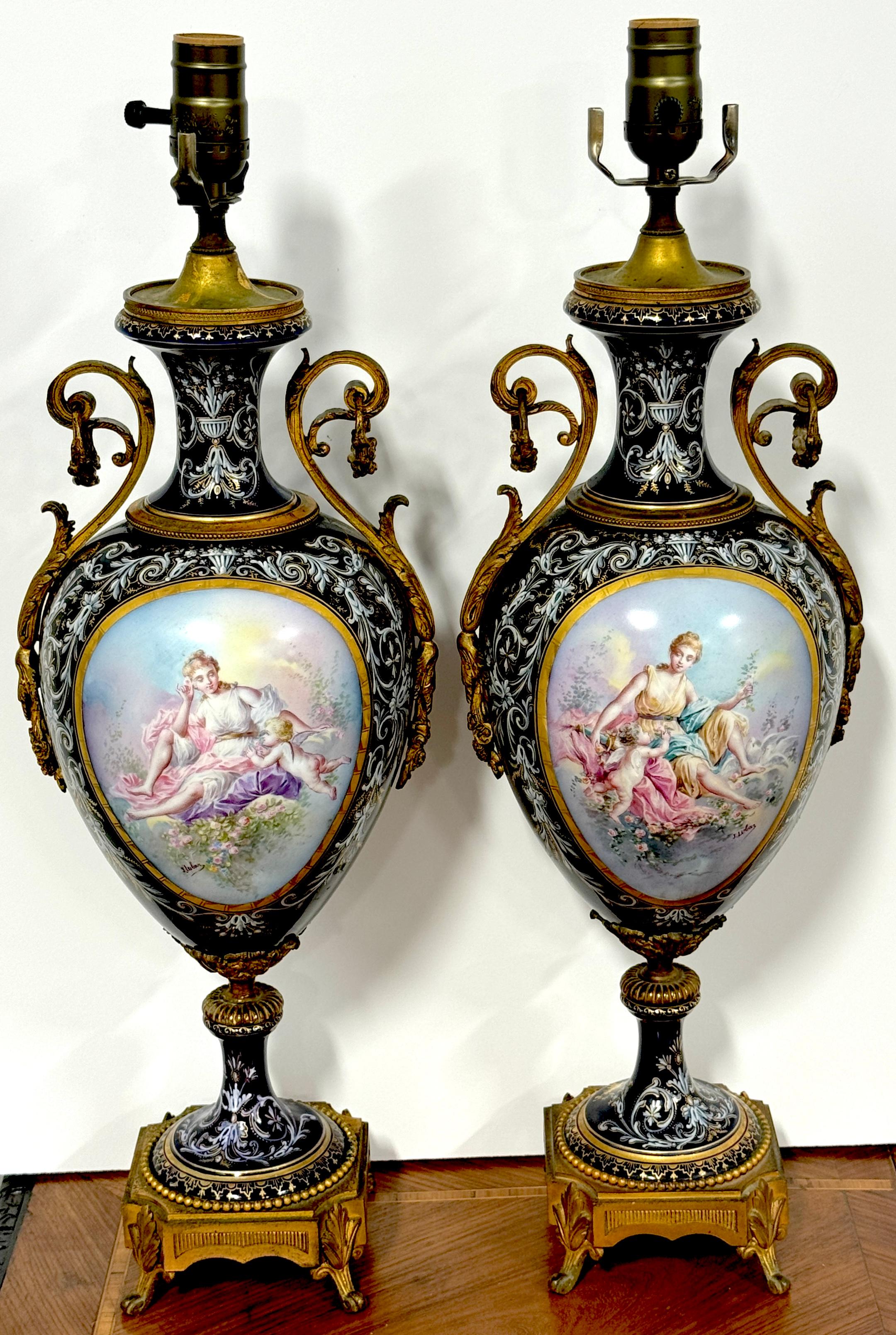 Coppia di urne in cobalto stile Sèvres con montatura in ormù del XIX secolo, ora come lampade in vendita 1