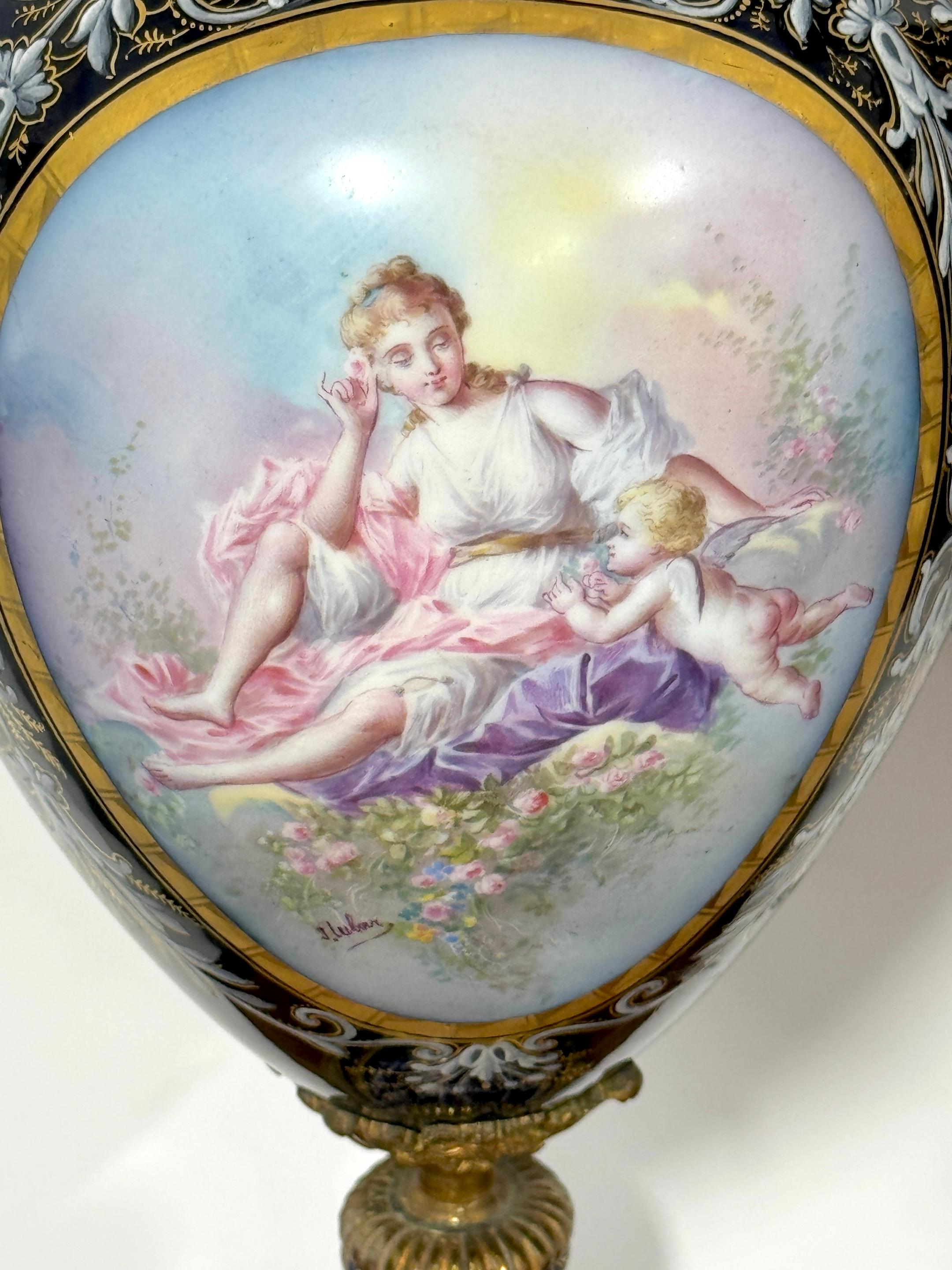 Coppia di urne in cobalto stile Sèvres con montatura in ormù del XIX secolo, ora come lampade in vendita 2