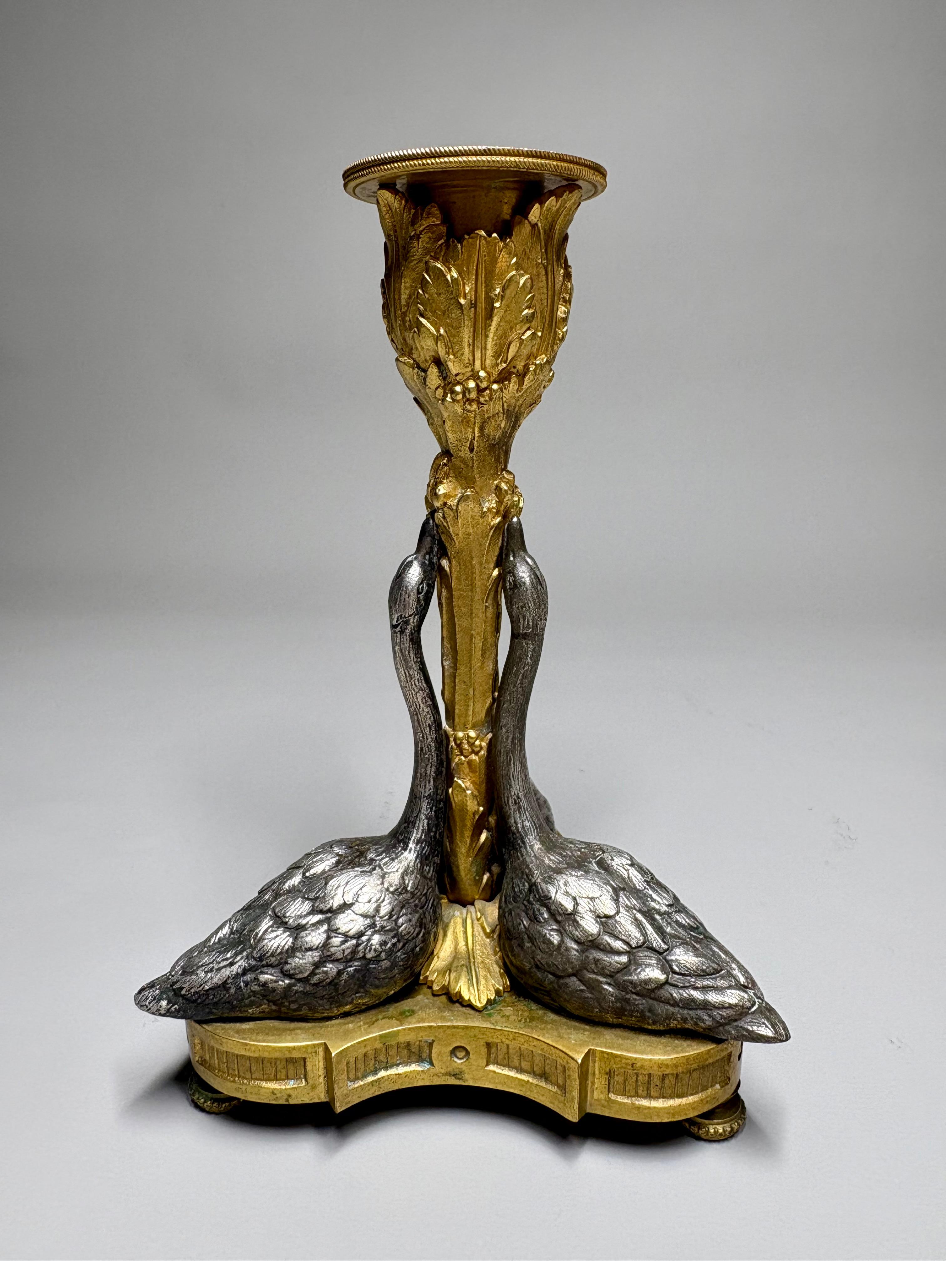 Coppia di candelabri inglesi del XIX secolo in ormolu e cigno argentato su disegno del 1834 di William Bateman II per Rundell, Bridge & Rundell. Ciascuna bocchetta a forma di acanto con gocciolatoio abbinato si erge da un sottile stelo foliato,