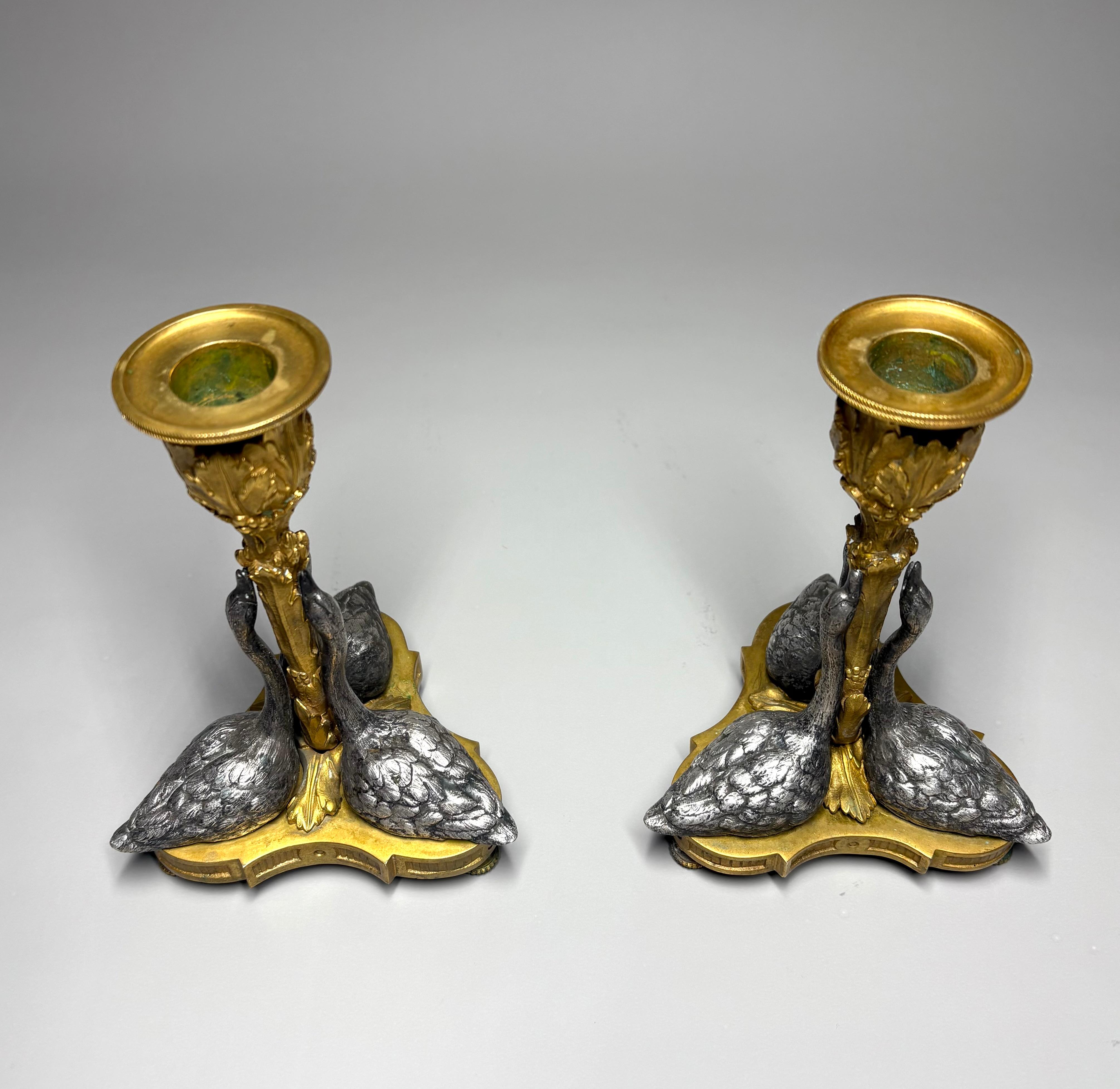 Britannico Coppia di candelabri a cigno in ormolu del XIX secolo di William Bateman II in vendita