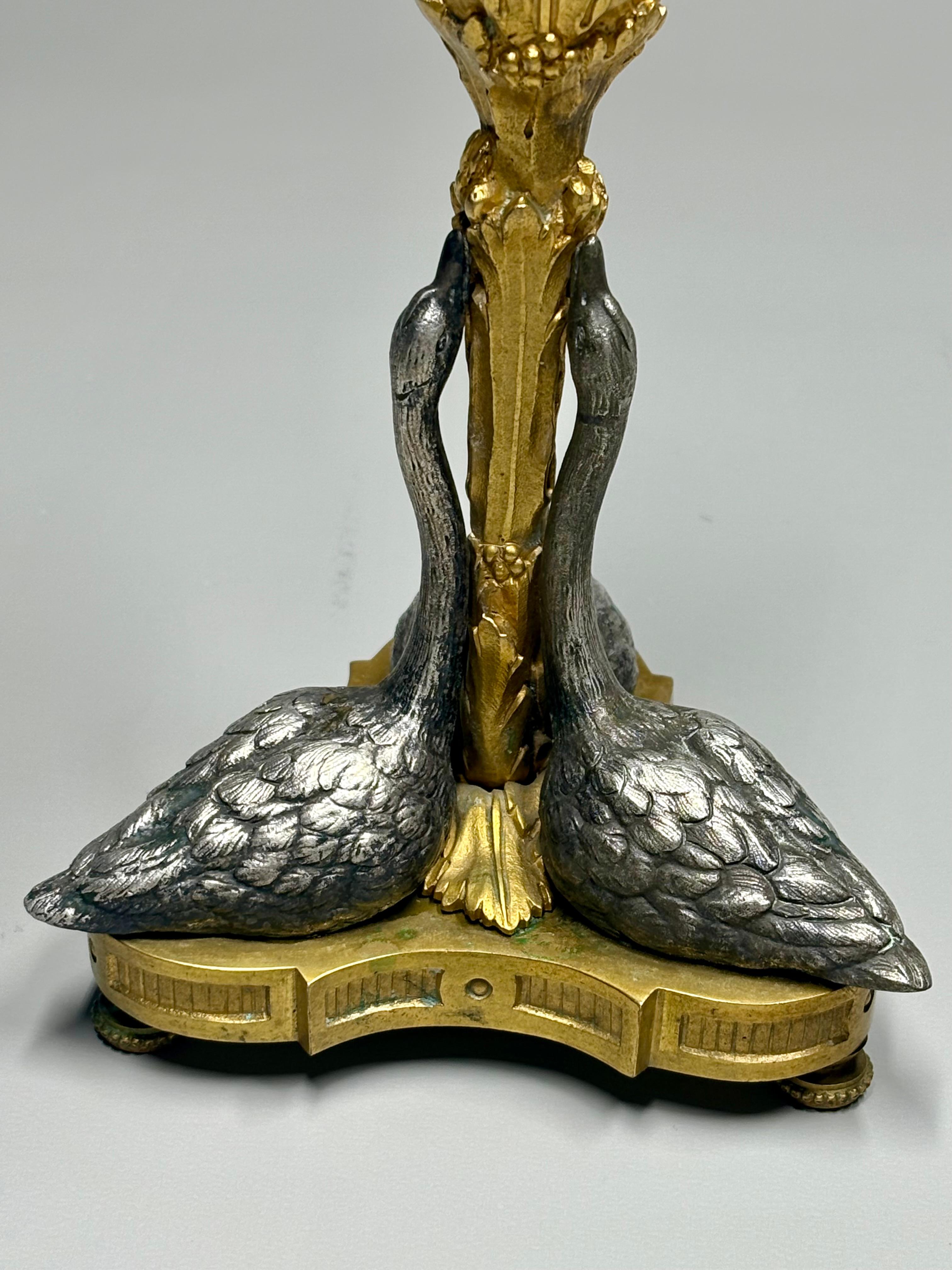 Metà XIX secolo Coppia di candelabri a cigno in ormolu del XIX secolo di William Bateman II in vendita