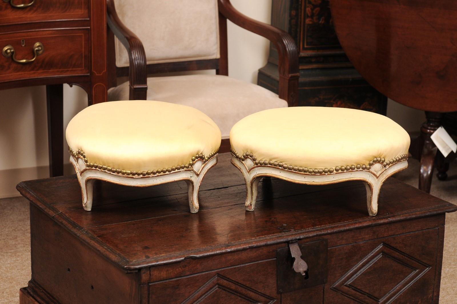 Pareja de Reposapiés Ovalados Franceses del Siglo XIX Estilo Luis XVI Pintados y Dorados a la Parcela en venta 4