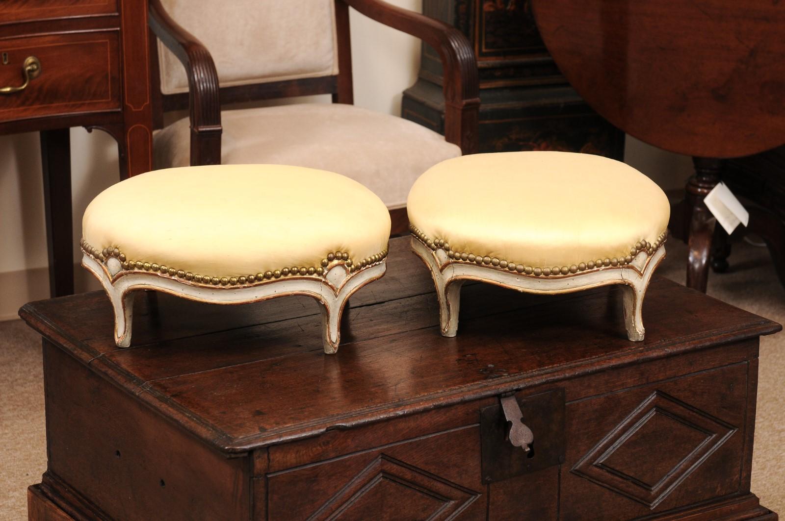 Pareja de Reposapiés Ovalados Franceses del Siglo XIX Estilo Luis XVI Pintados y Dorados a la Parcela en venta 5
