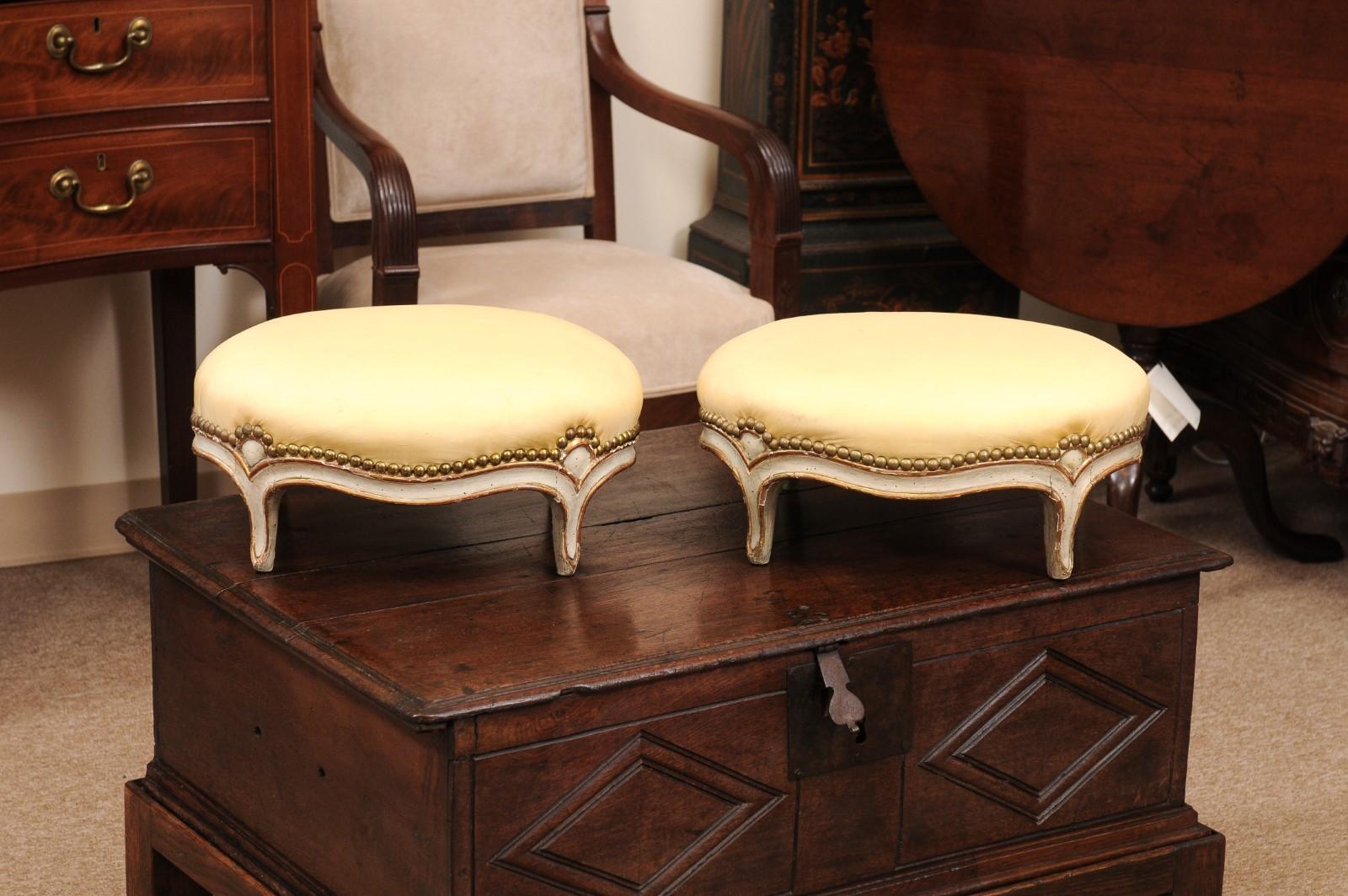Pareja de Reposapiés Ovalados Franceses del Siglo XIX Estilo Luis XVI Pintados y Dorados a la Parcela en venta 6