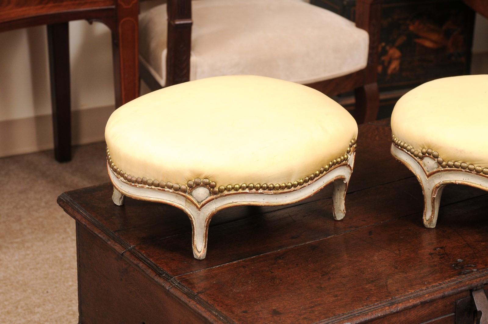 Pareja de Reposapiés Ovalados Franceses del Siglo XIX Estilo Luis XVI Pintados y Dorados a la Parcela Francés en venta