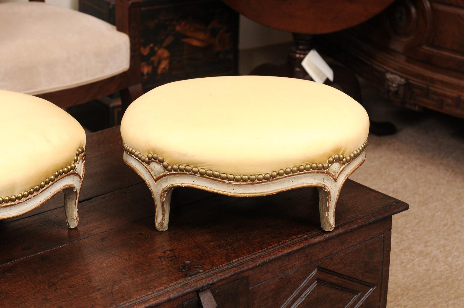 Pareja de Reposapiés Ovalados Franceses del Siglo XIX Estilo Luis XVI Pintados y Dorados a la Parcela en Bastante bueno estado para la venta en Atlanta, GA