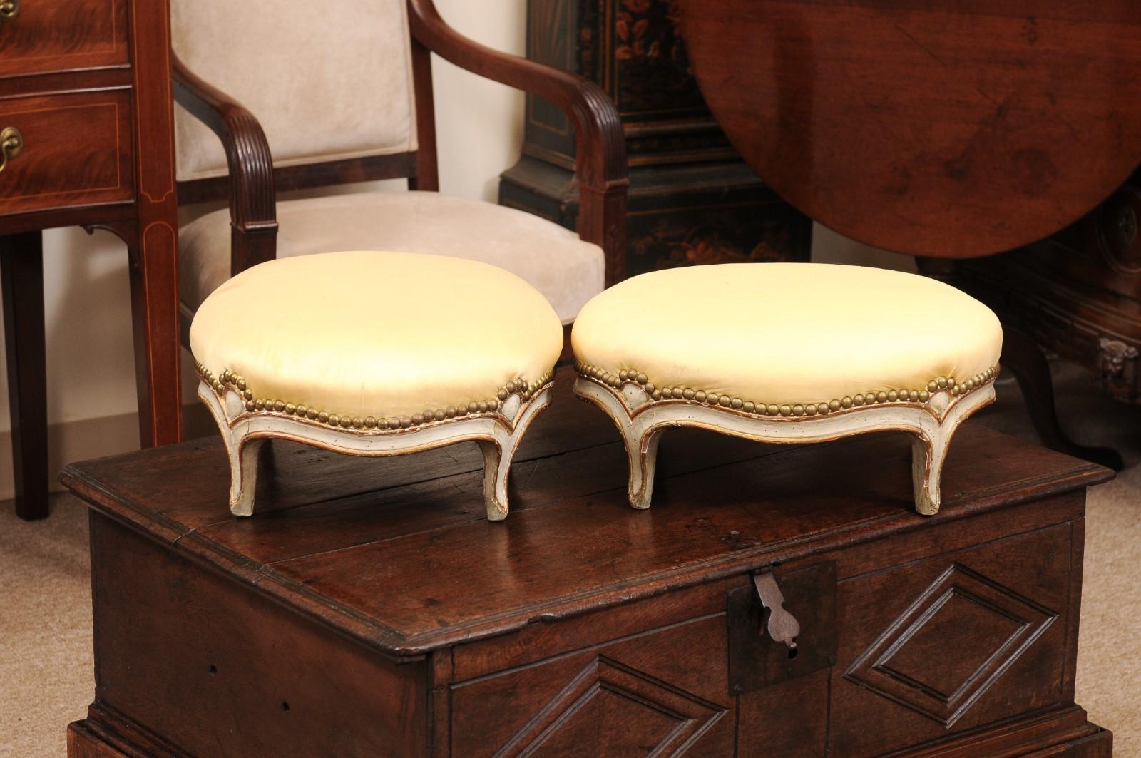 Pareja de Reposapiés Ovalados Franceses del Siglo XIX Estilo Luis XVI Pintados y Dorados a la Parcela siglo XIX en venta