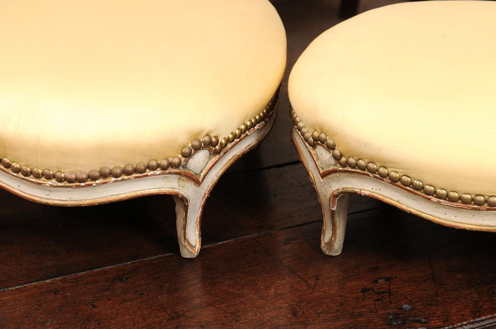 Pareja de Reposapiés Ovalados Franceses del Siglo XIX Estilo Luis XVI Pintados y Dorados a la Parcela Tapicería en venta