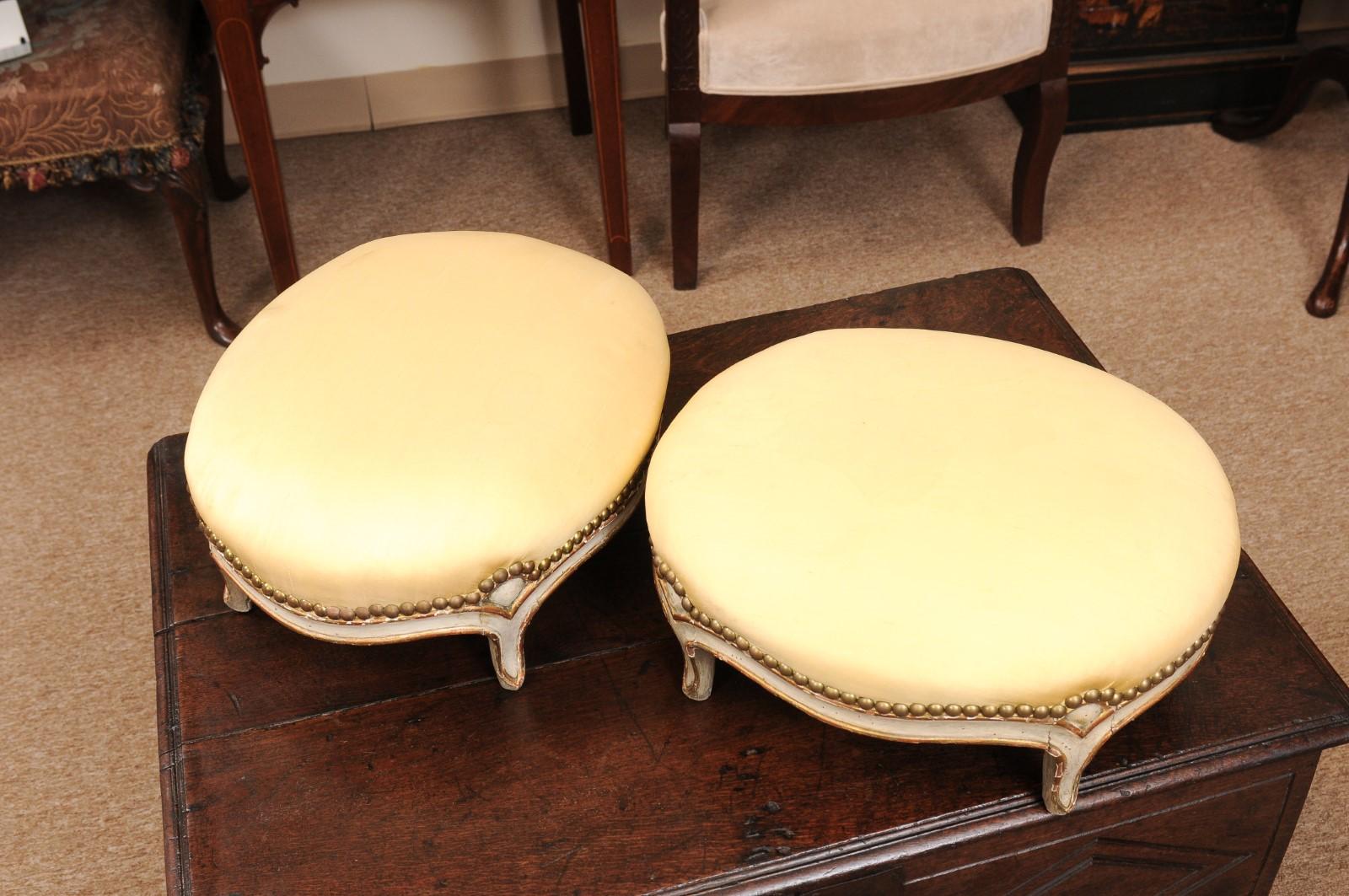 Pareja de Reposapiés Ovalados Franceses del Siglo XIX Estilo Luis XVI Pintados y Dorados a la Parcela en venta 1