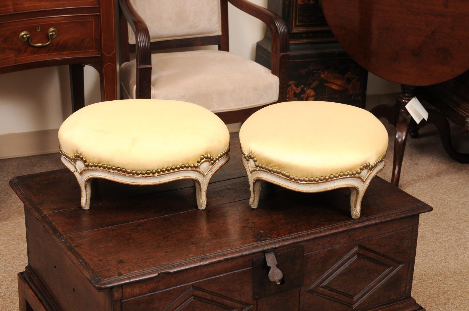 Pareja de Reposapiés Ovalados Franceses del Siglo XIX Estilo Luis XVI Pintados y Dorados a la Parcela en venta 2