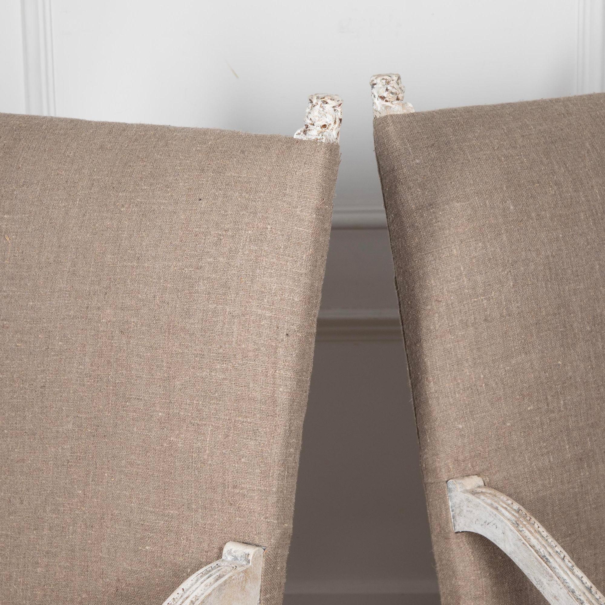 Paire de fauteuils ouverts peints du 19e siècle. Ces superbes chaises ont été peintes après avoir été recouvertes de bois, de dorures et de peinture qui étaient trop abîmés pour être sauvés. Elles ont maintenant retrouvé une nouvelle jeunesse grâce