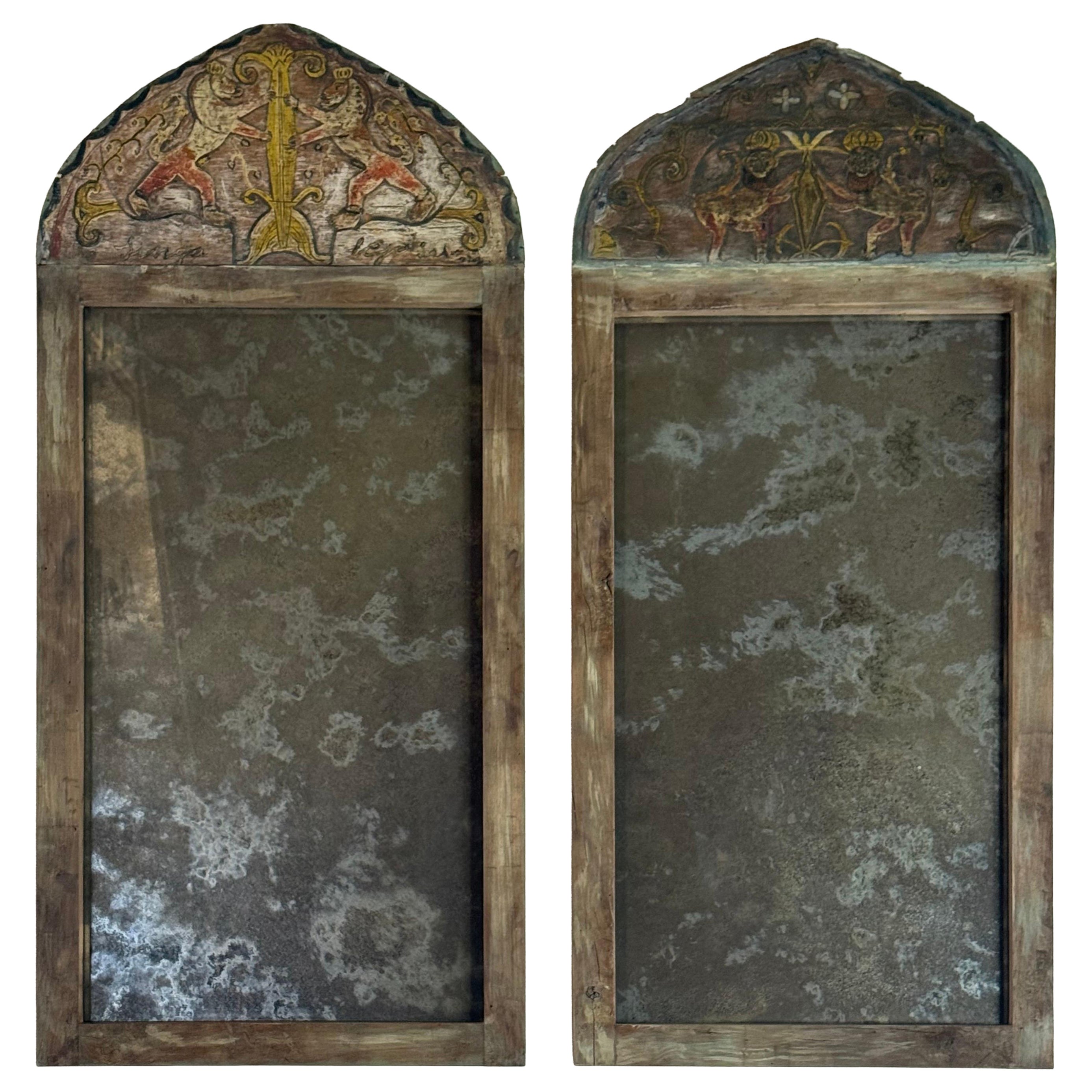 Coppia di specchi ad arco di arte popolare dipinti nel XIX secolo con stemmi araldici di leoni in vendita