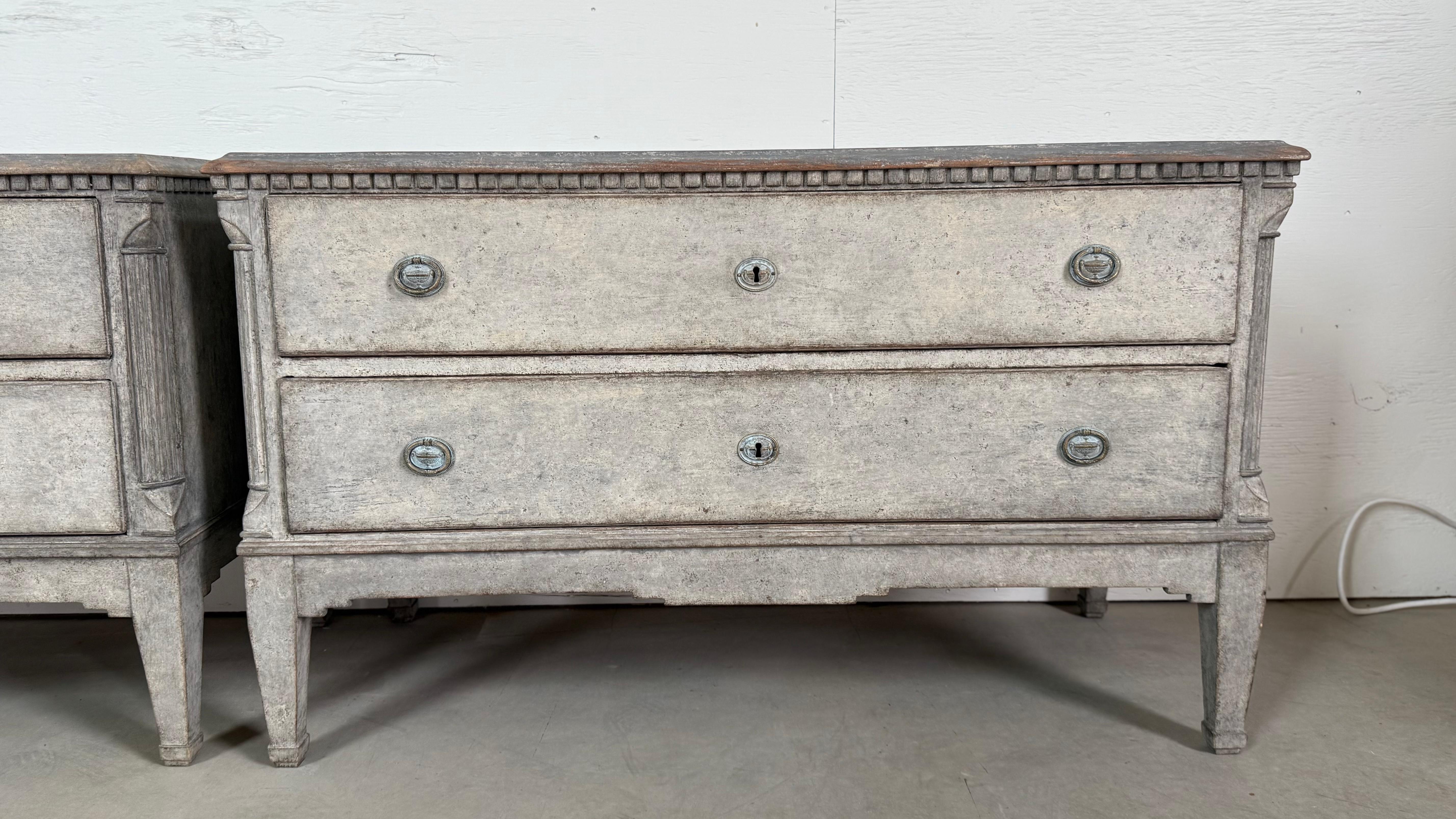 Danois Paire de commodes danoises peintes gris-bleu du 19ème siècle avec garnitures en laiton en vente