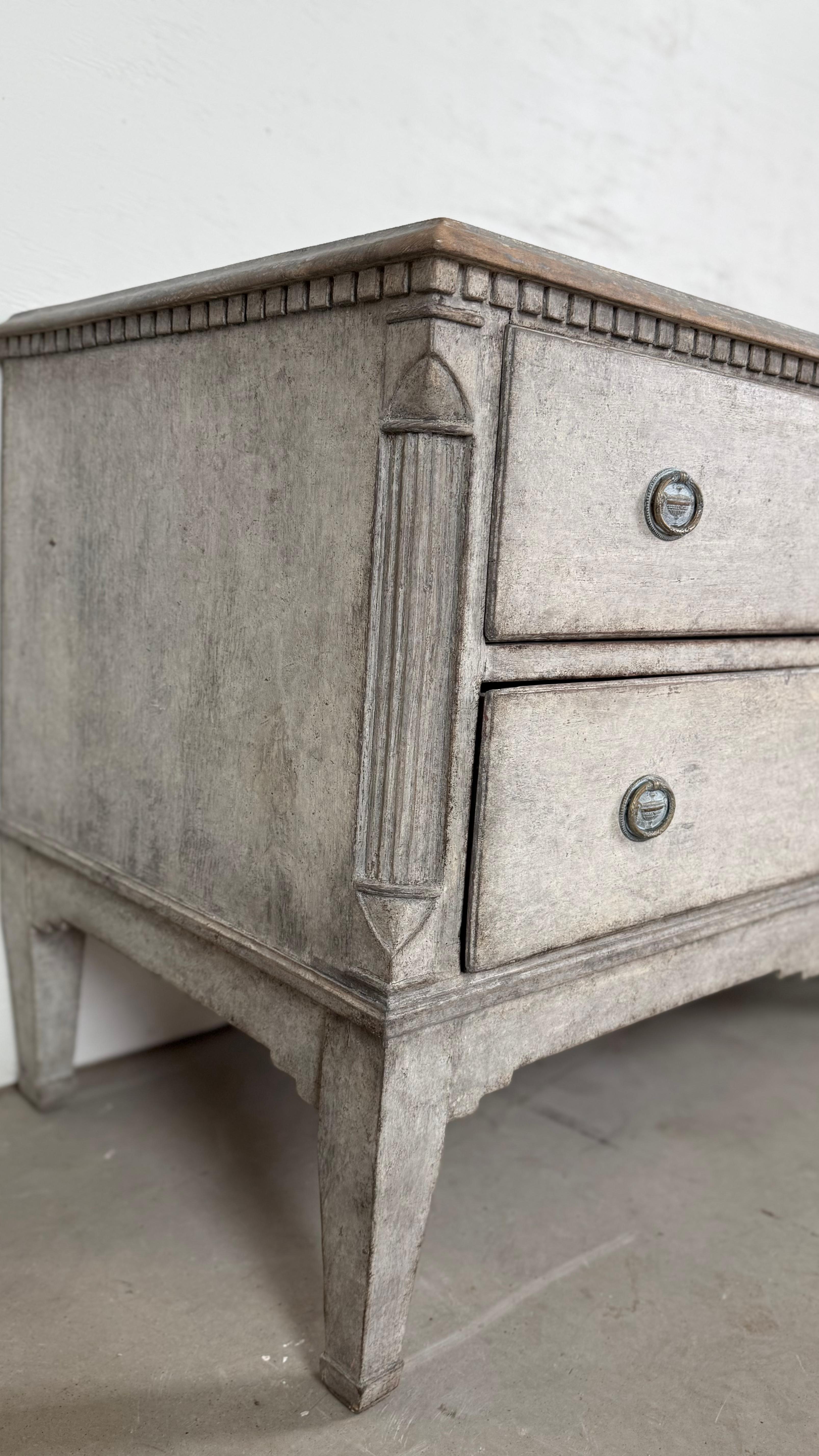 Fait main Paire de commodes danoises peintes gris-bleu du 19ème siècle avec garnitures en laiton en vente