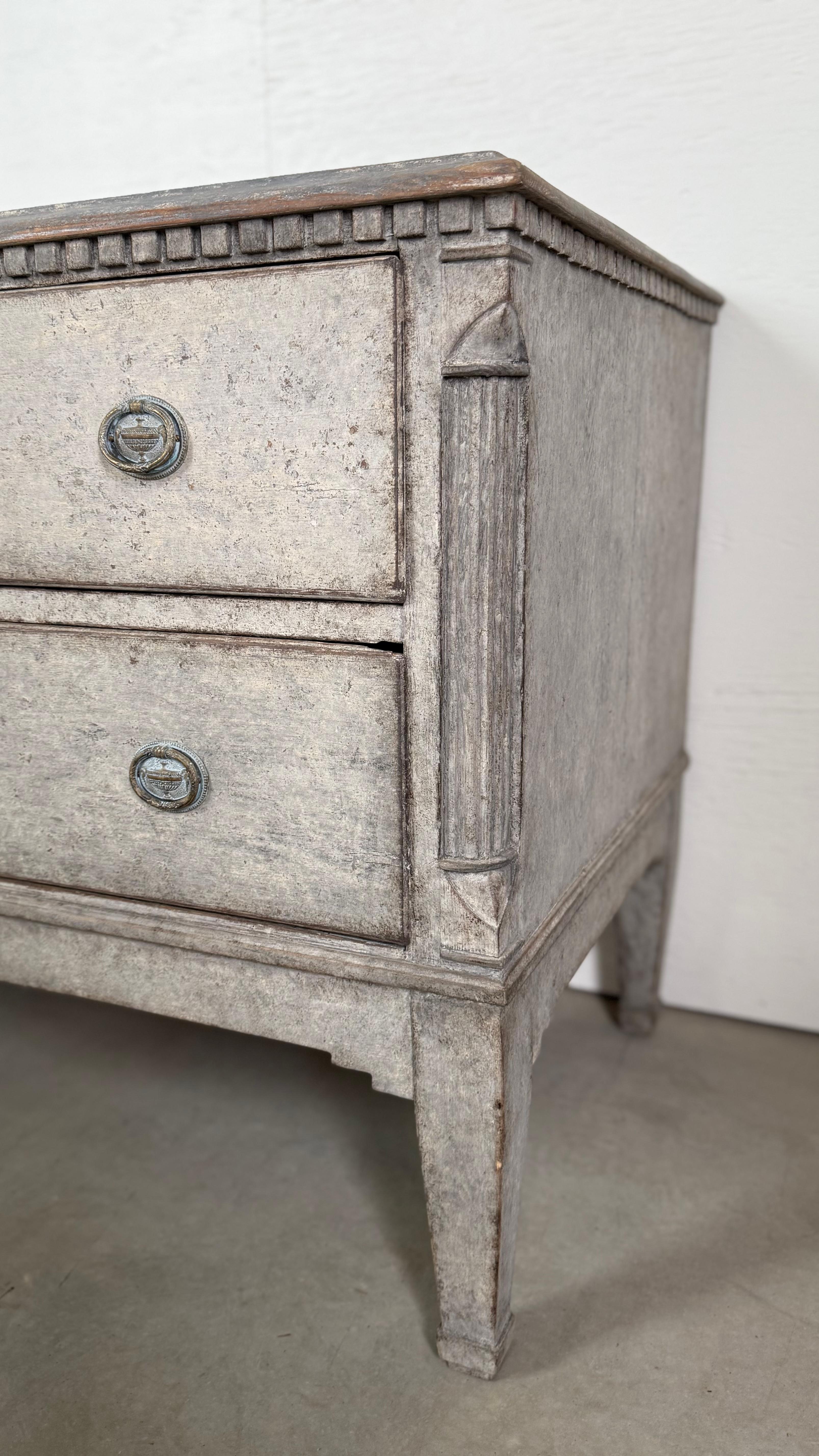 Paire de commodes danoises peintes gris-bleu du 19ème siècle avec garnitures en laiton Bon état - En vente à Atlanta, GA