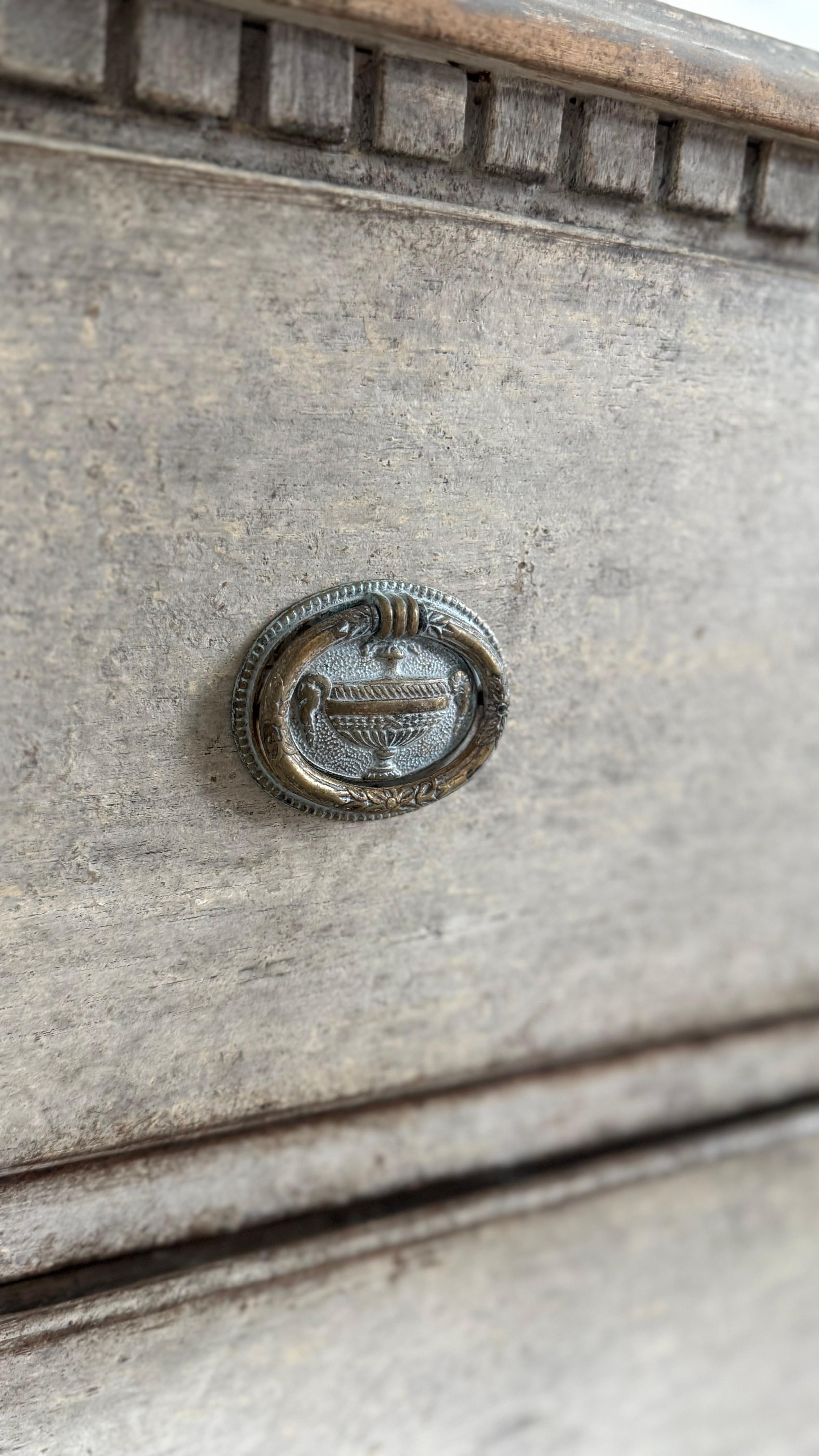 XIXe siècle Paire de commodes danoises peintes gris-bleu du 19ème siècle avec garnitures en laiton en vente