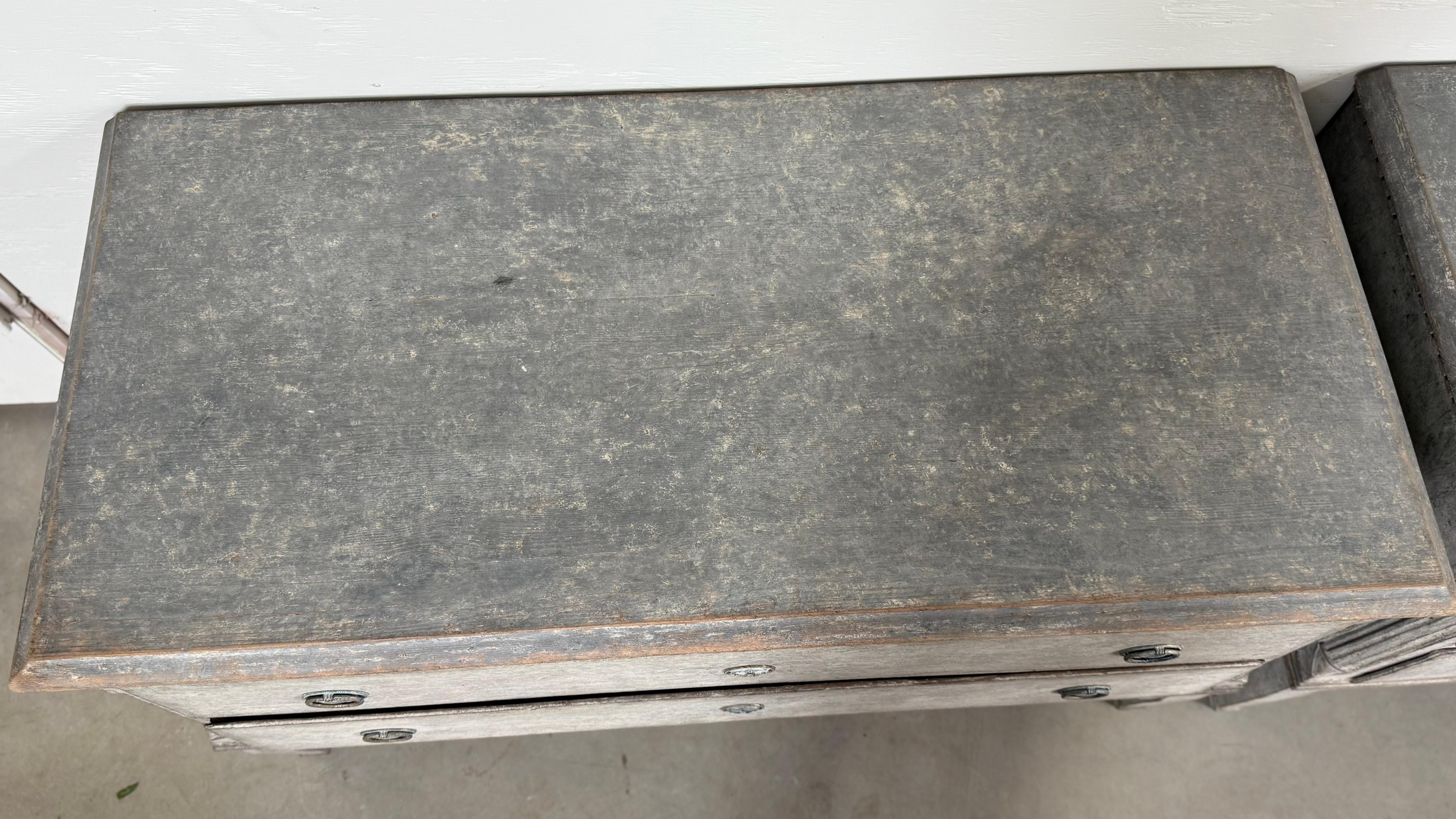 Paire de commodes danoises peintes gris-bleu du 19ème siècle avec garnitures en laiton en vente 1