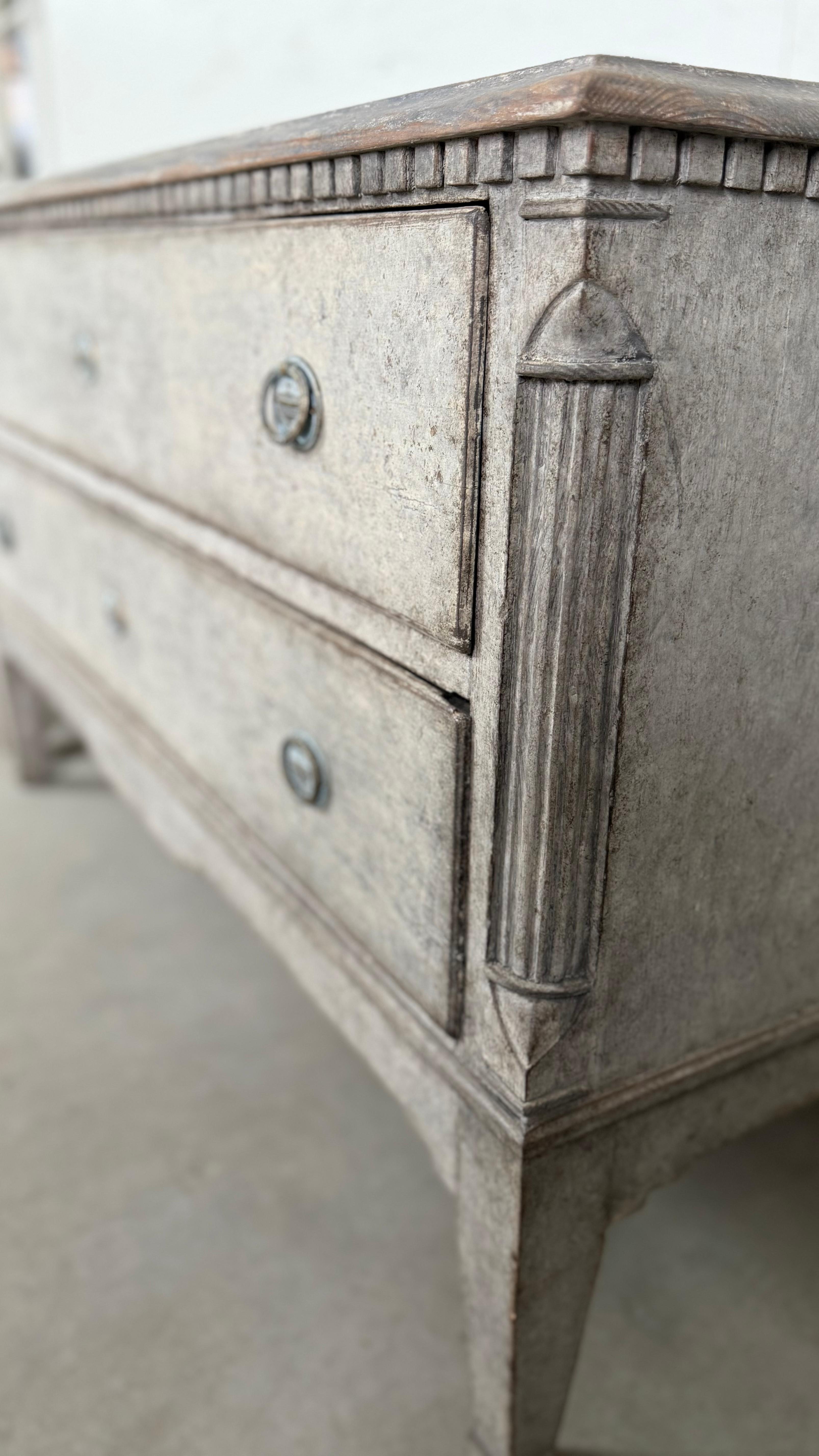 Paire de commodes danoises peintes gris-bleu du 19ème siècle avec garnitures en laiton en vente 2