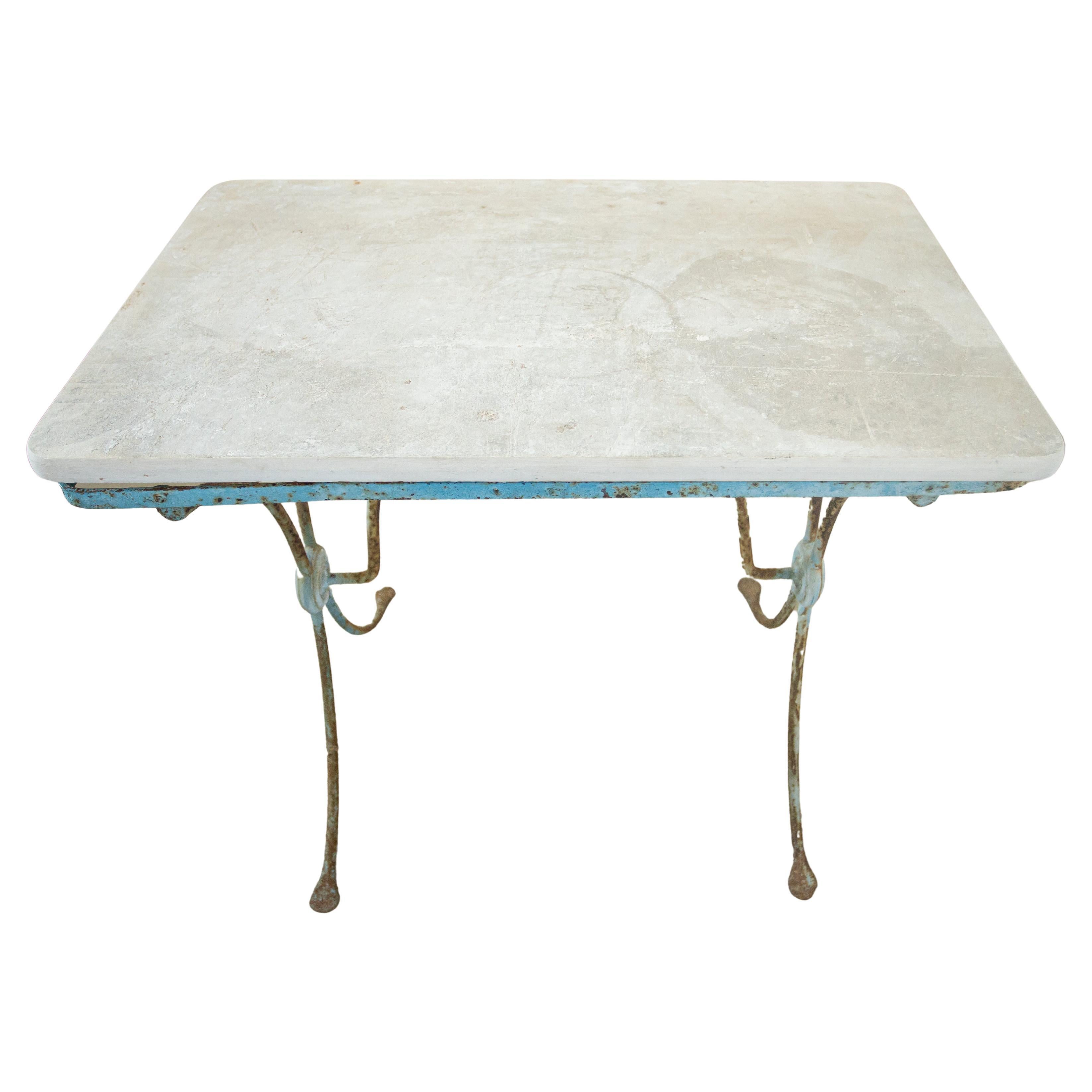 Découvrez une étonnante paire de tables de jardin françaises anciennes du XIXe siècle, fabriquées de manière experte avec des détails complexes et une finition unique peinte en bleu. Ces charmantes tables, fabriquées en pierre de fer durable,
