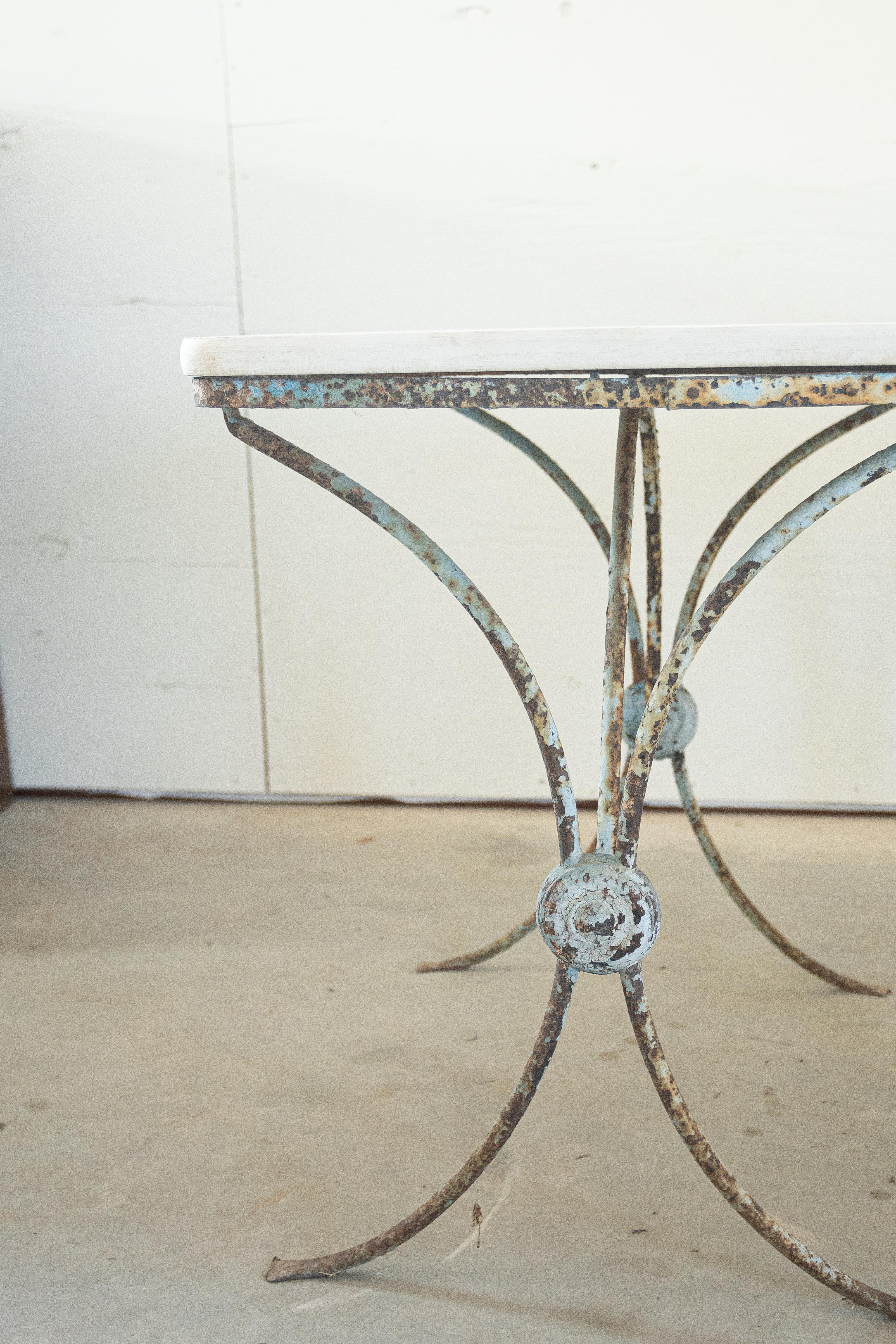 Provincial français Paire de tables en fer peint du 19e siècle avec plateau en pierre en vente