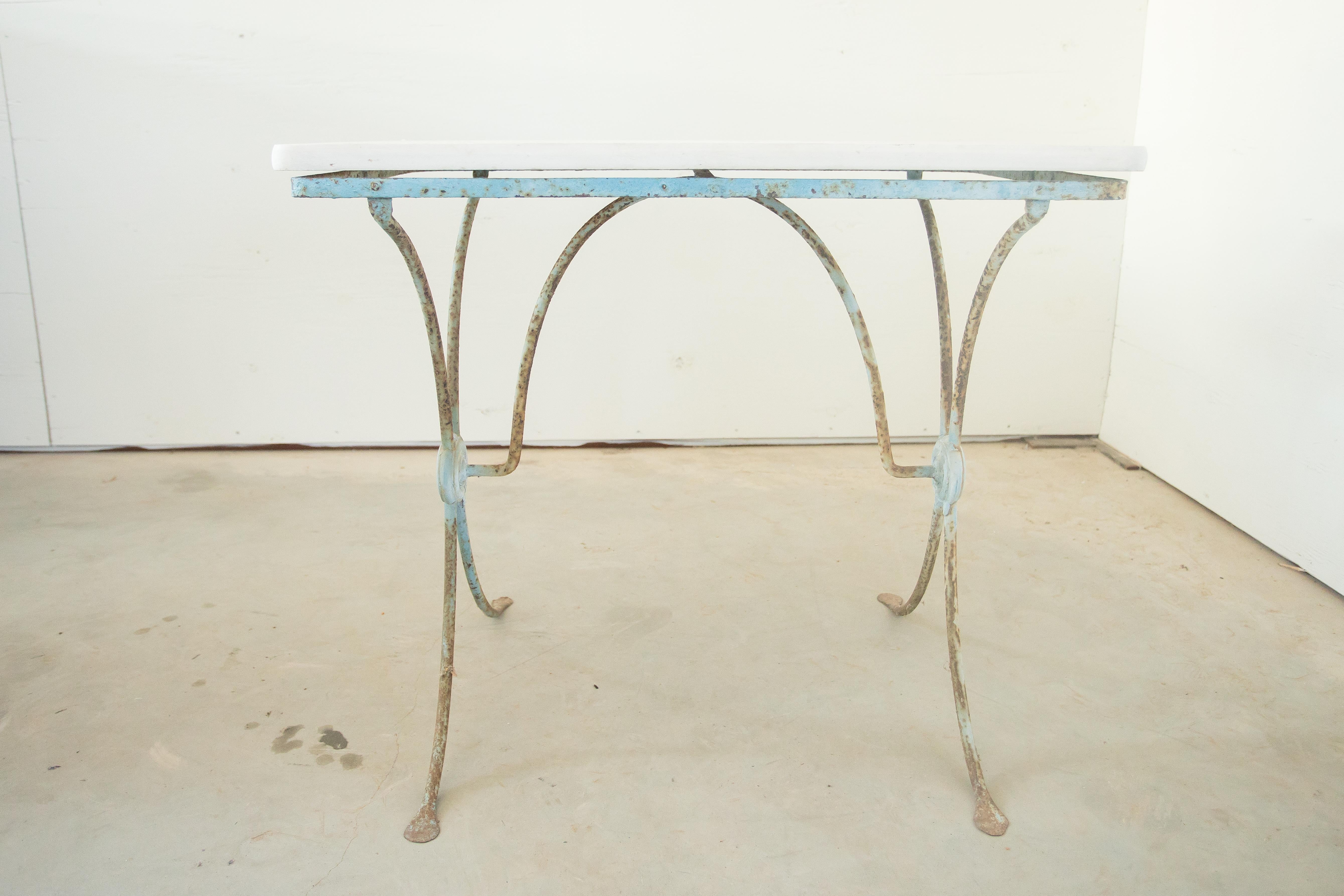 Français Paire de tables en fer peint du 19e siècle avec plateau en pierre en vente