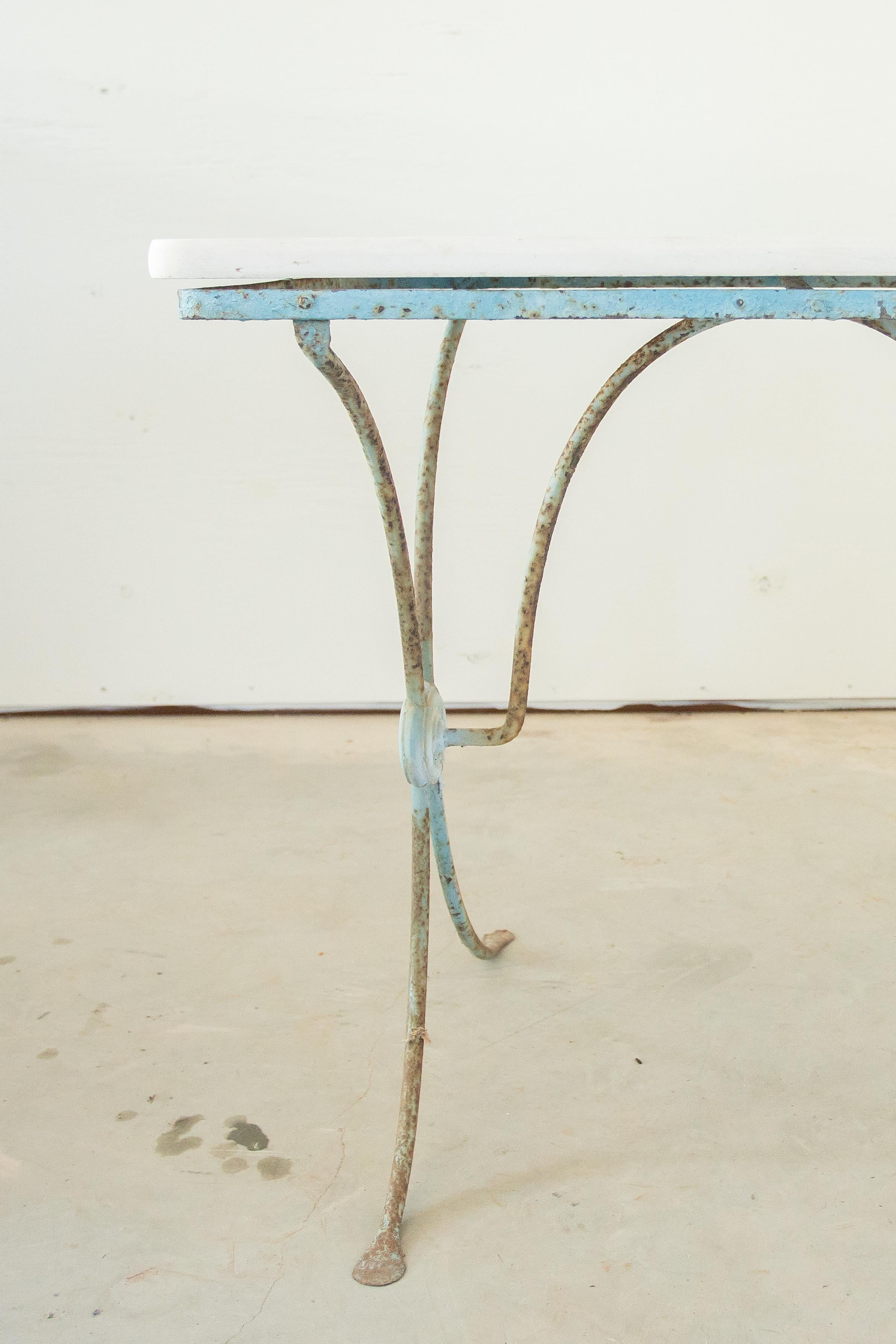 Peint Paire de tables en fer peint du 19e siècle avec plateau en pierre en vente