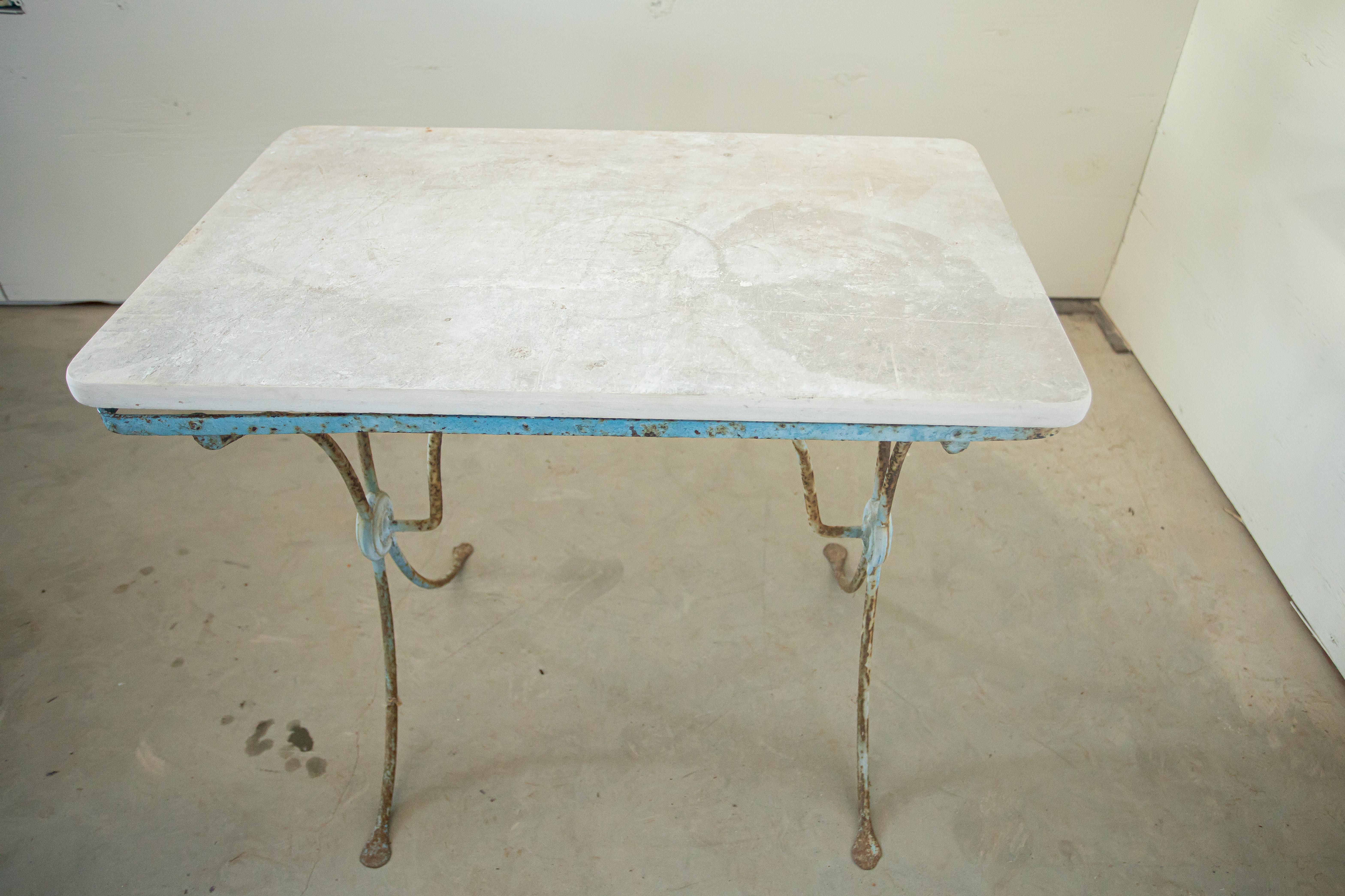 Paire de tables en fer peint du 19e siècle avec plateau en pierre Bon état - En vente à Atlanta, GA