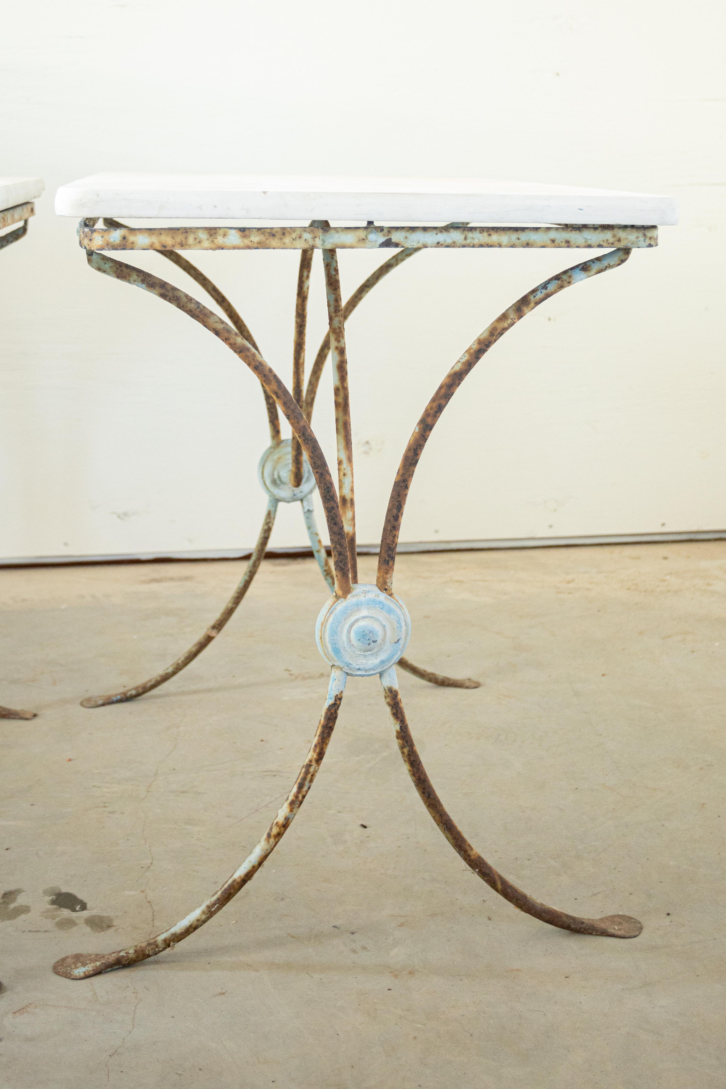 Pierre Paire de tables en fer peint du 19e siècle avec plateau en pierre en vente