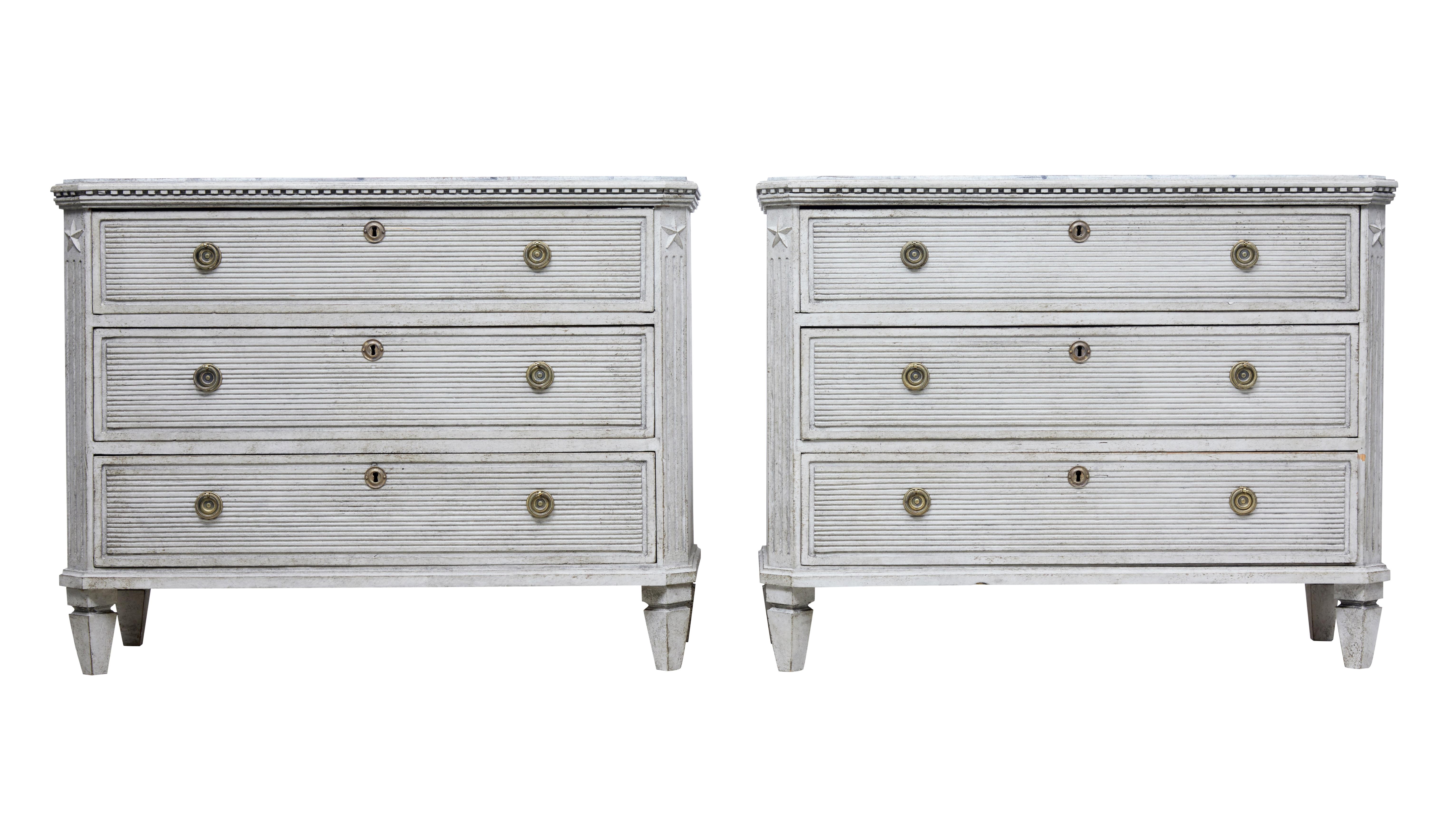 Pair of 19th century painted Scandinavian chest of drawers

Good quality pair of Swedish painted commodes, circa 1860.

Weathered grey paint with faux marble painted top surfaces. Below the top surface a dentil freize links down to the 3 drawers