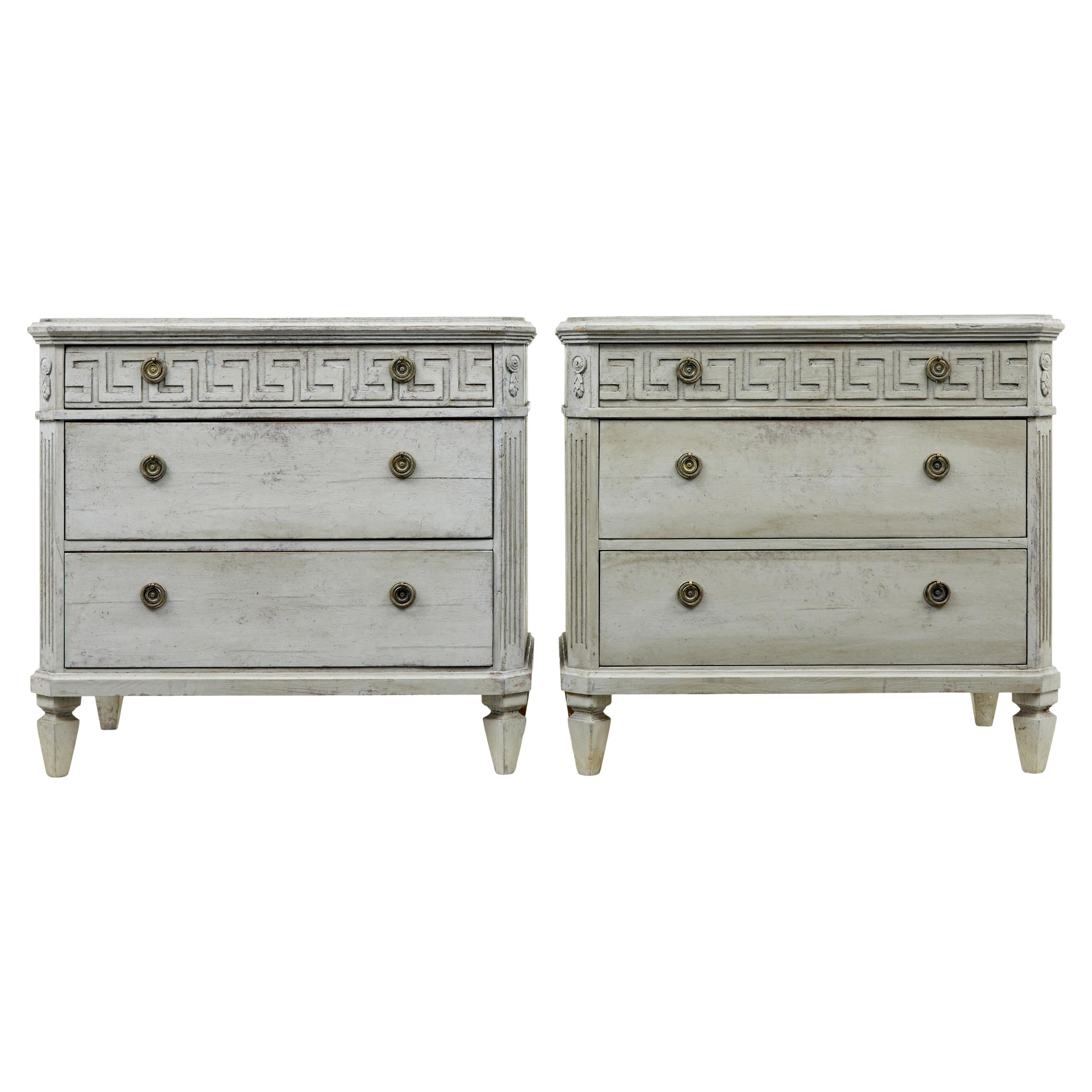 Pareja de cómodas suecas pintadas del siglo XIX en venta