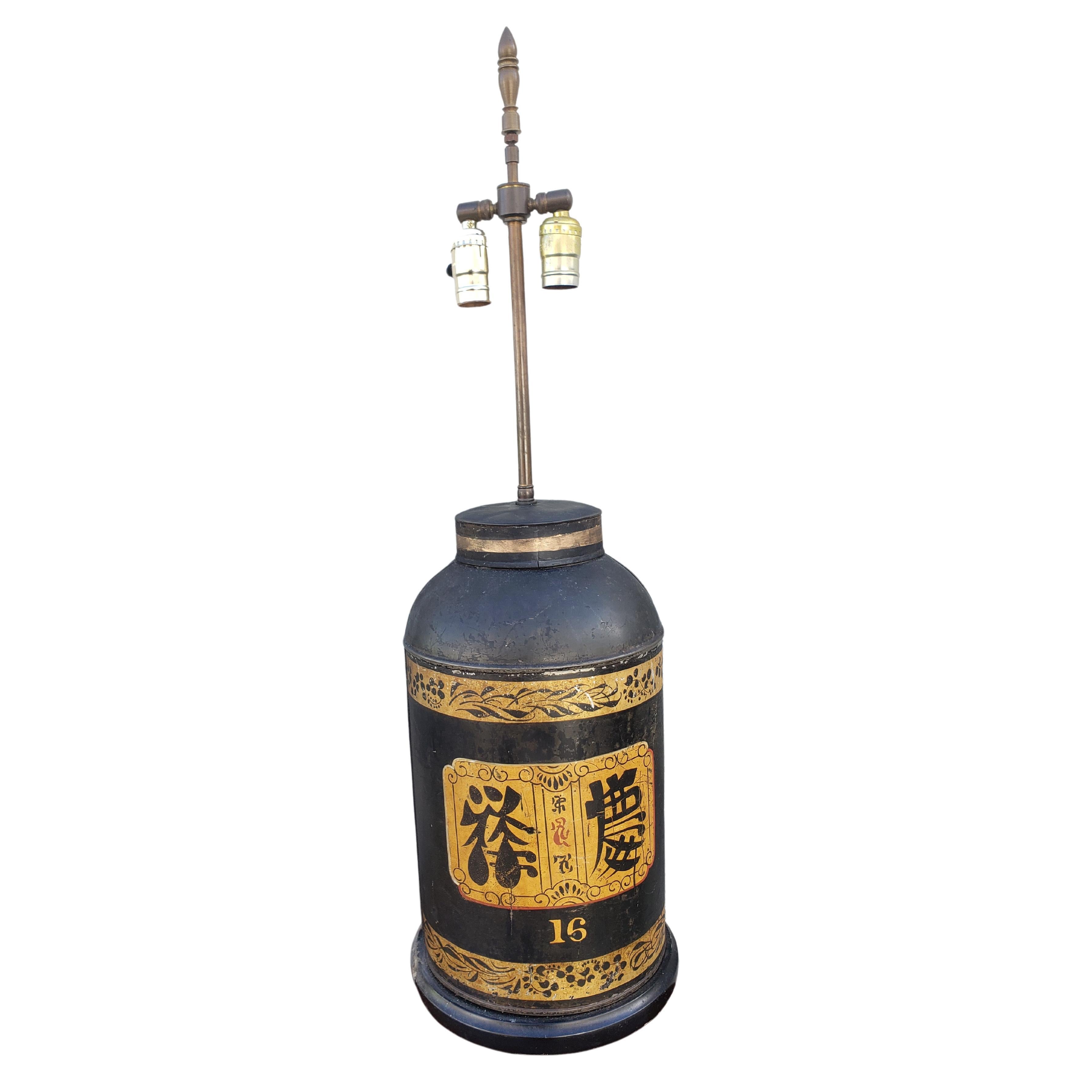 Paire de Parcelles dorées du 19ème siècle  et Ebonisé  Boîtes à thé montées comme lampes de table avec une finition originale. Mesure 34