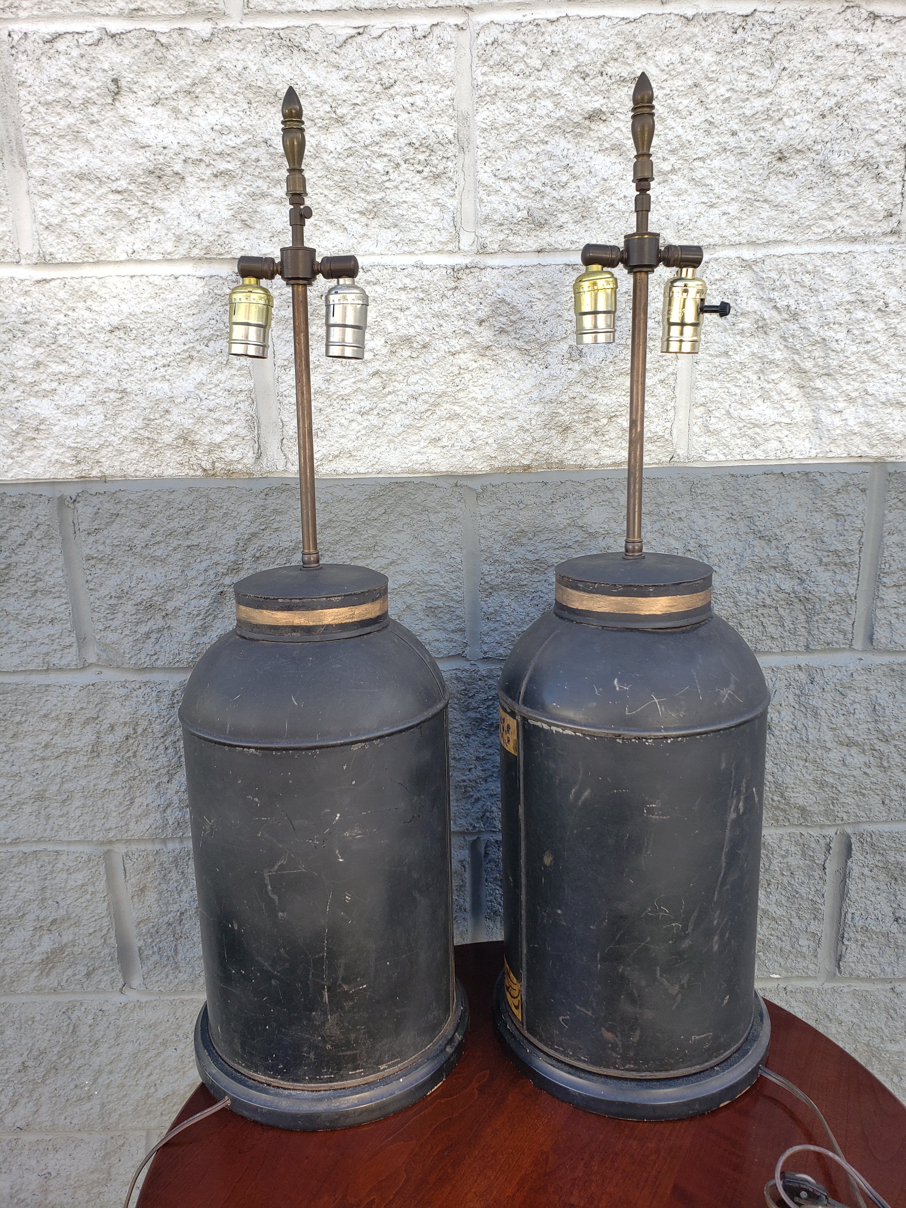 Chinese Pair of 19th Century Parcel Gilt and Ebonized Tea Canister Dual Lights Lamps For Sale