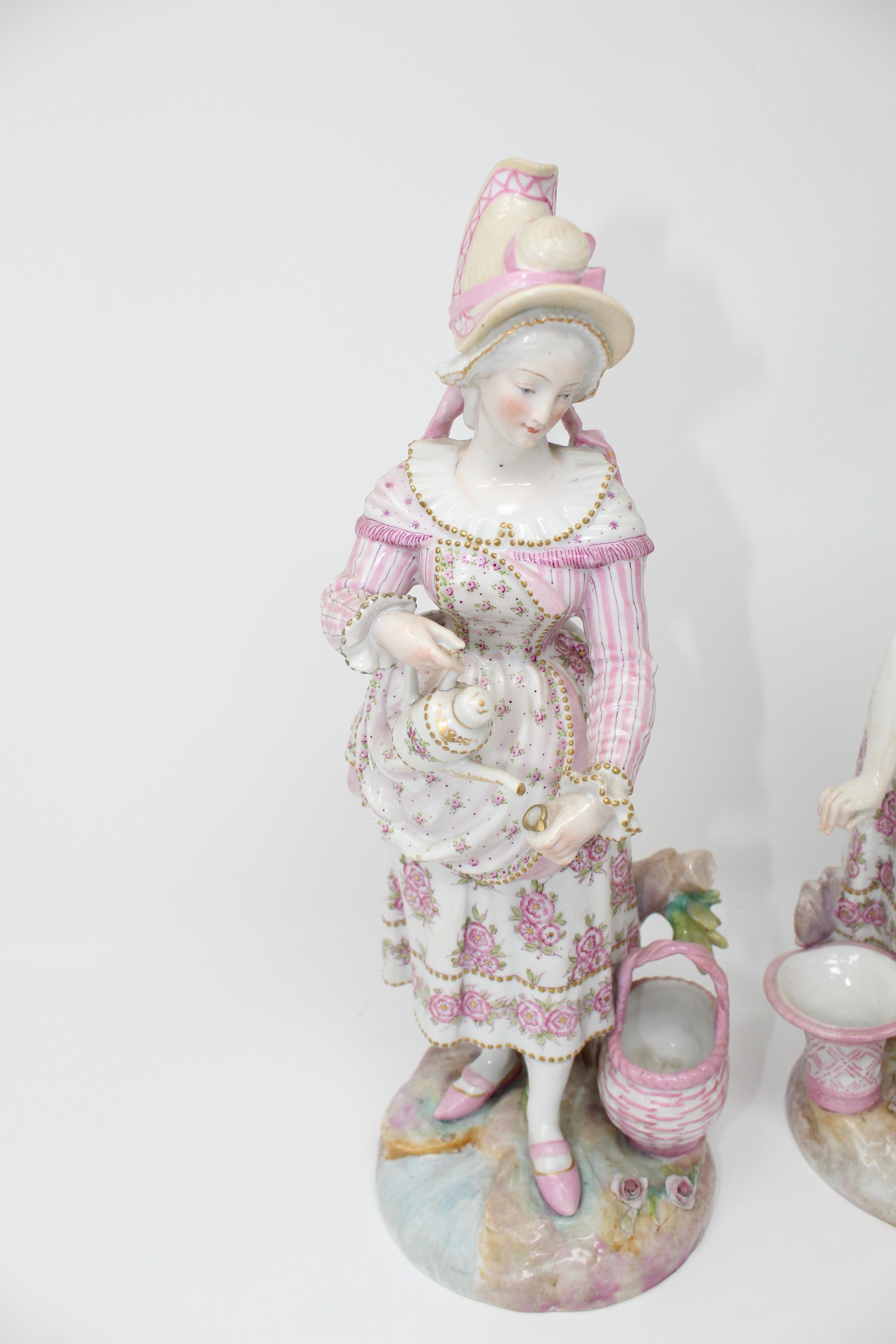 Pair of Paris porcelain depicting two beautiful womens.
