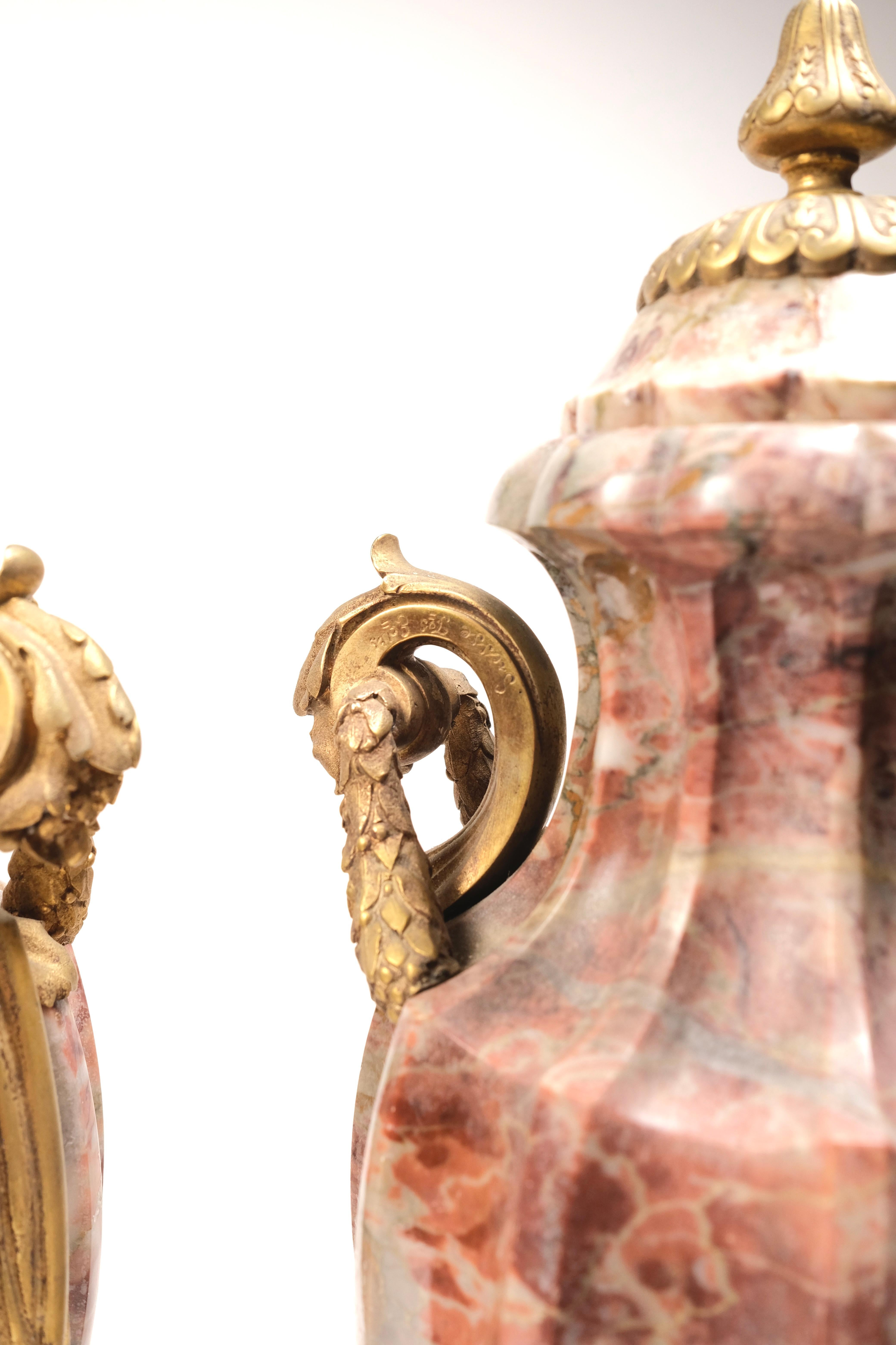 Pair of 19th Century Paris Rose Marble Urns In Good Condition For Sale In Los Angeles, CA