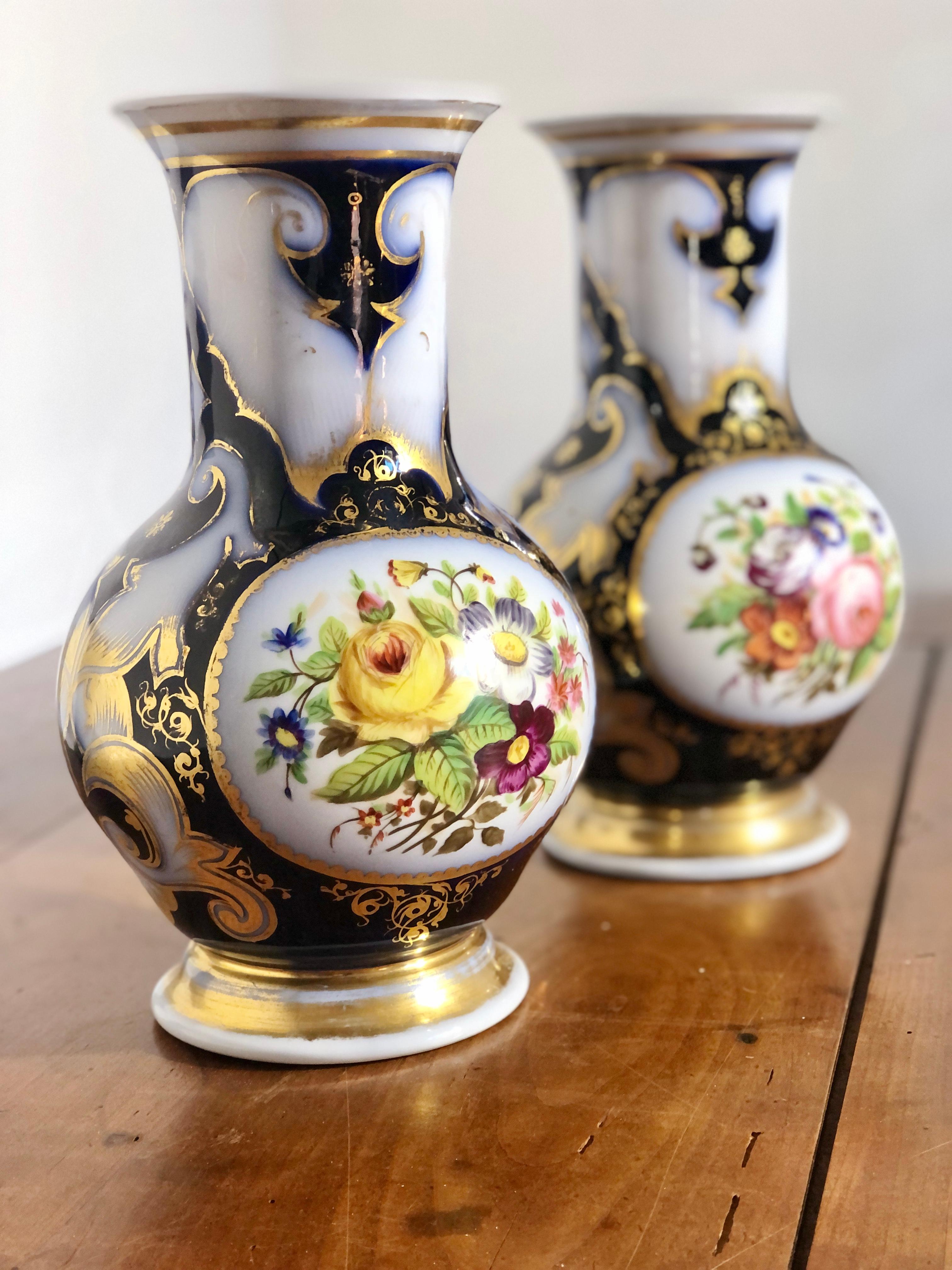 19th C. Paris Porcelain Pair of Vases In Good Condition For Sale In LA CIOTAT, FR