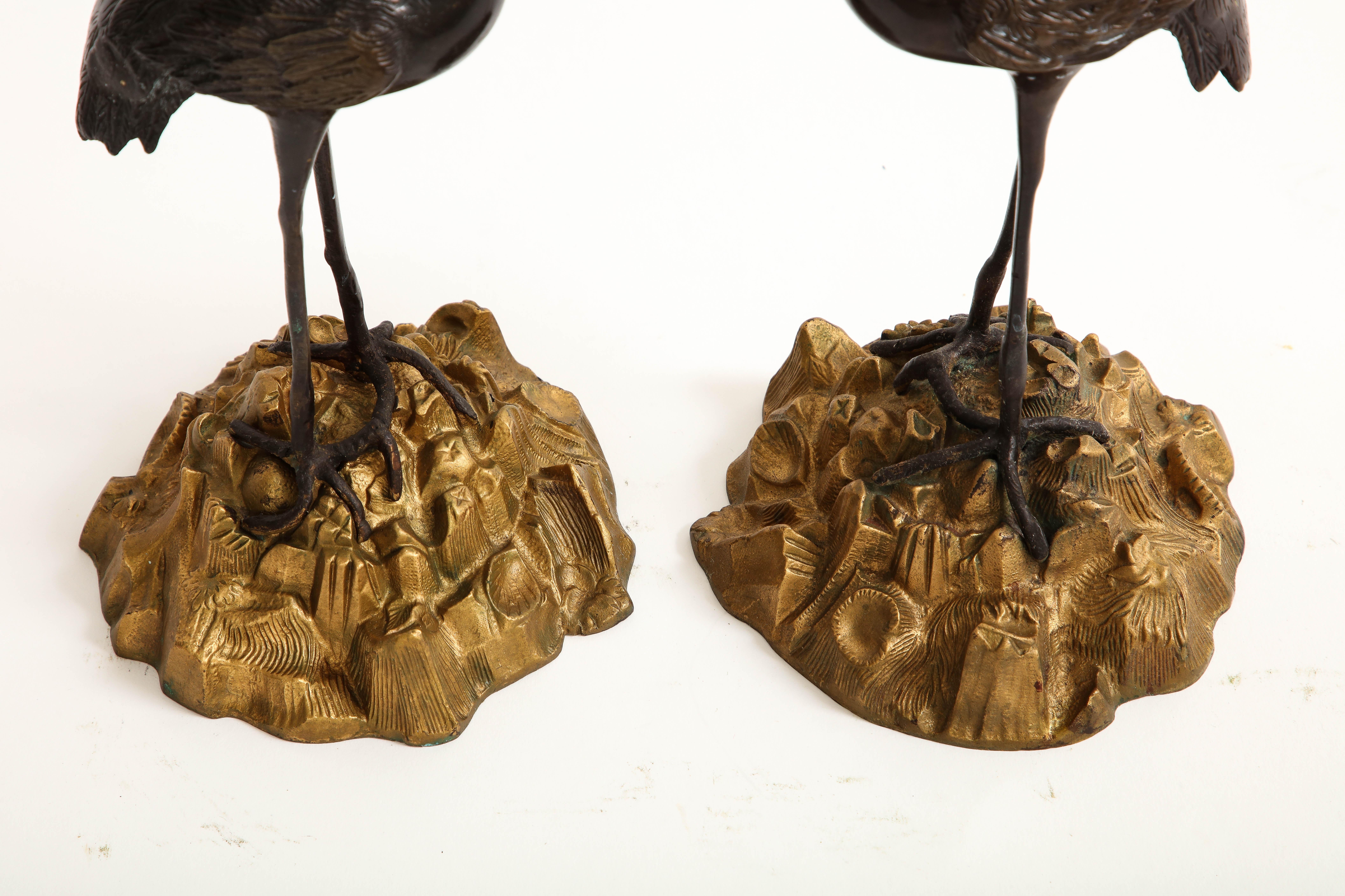 Paar patinierte und vergoldete Bronze-Kerzenständer in Kranichform aus dem 19. Jahrhundert im Angebot 10