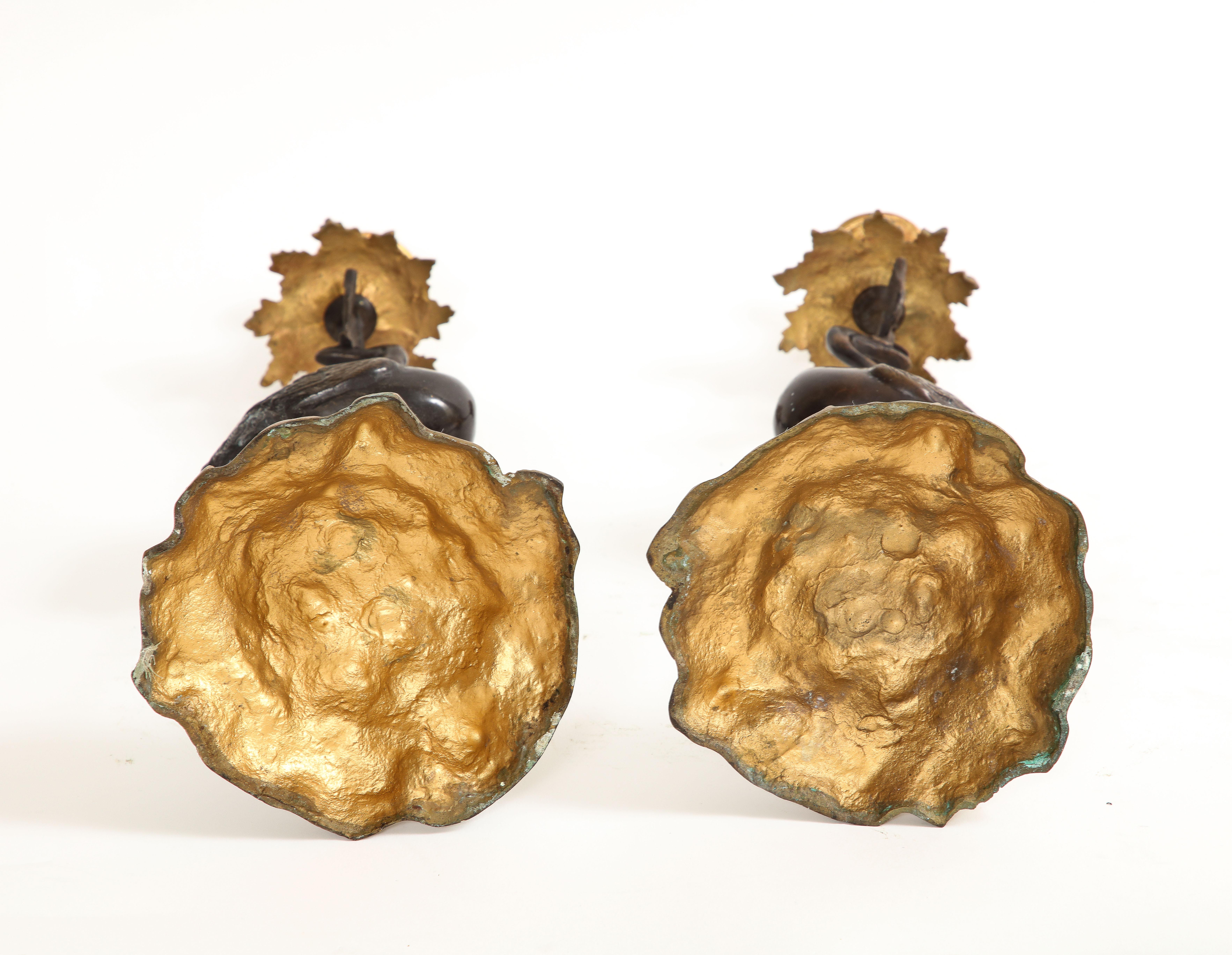 Paar patinierte und vergoldete Bronze-Kerzenständer in Kranichform aus dem 19. Jahrhundert im Angebot 11