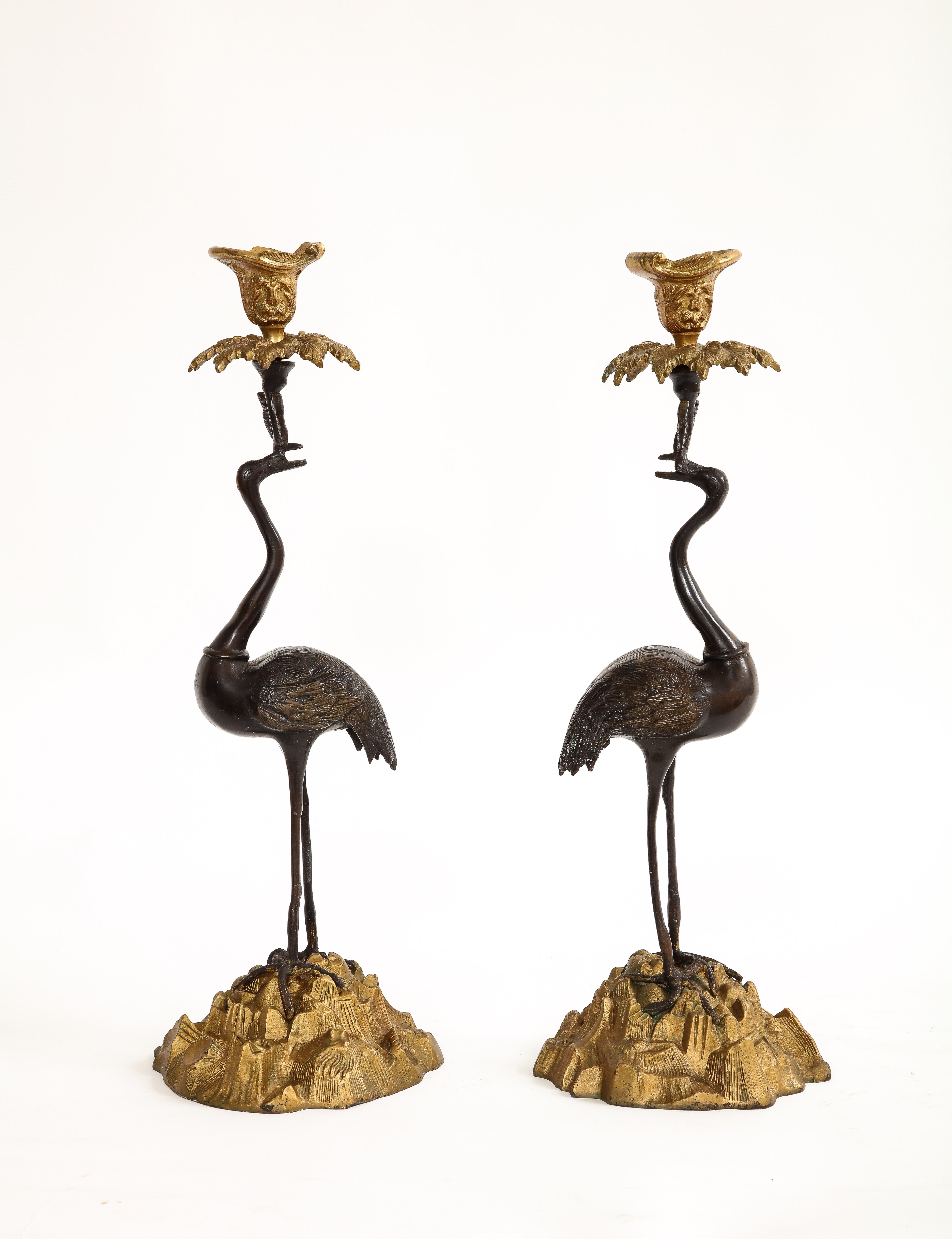 Paar patinierte und vergoldete Bronze-Kerzenständer in Kranichform aus dem 19. Jahrhundert

Dieses Paar Kerzenhalter aus dem 19. Jahrhundert ist ein beeindruckendes Beispiel für vergoldetes Bronzedesign. Es zeigt zwei aufrecht stehende, tief