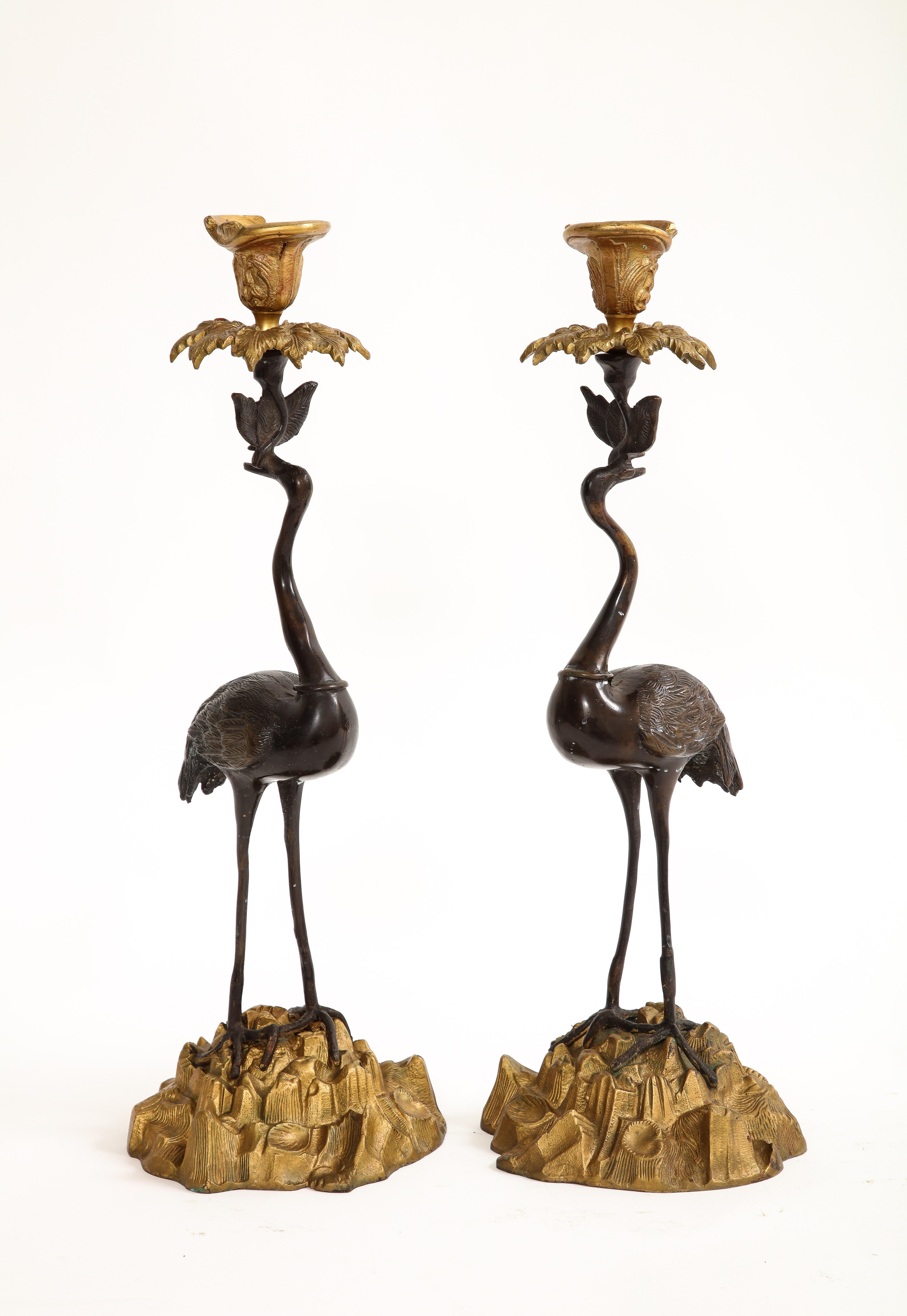 Paar patinierte und vergoldete Bronze-Kerzenständer in Kranichform aus dem 19. Jahrhundert (Japonismus) im Angebot