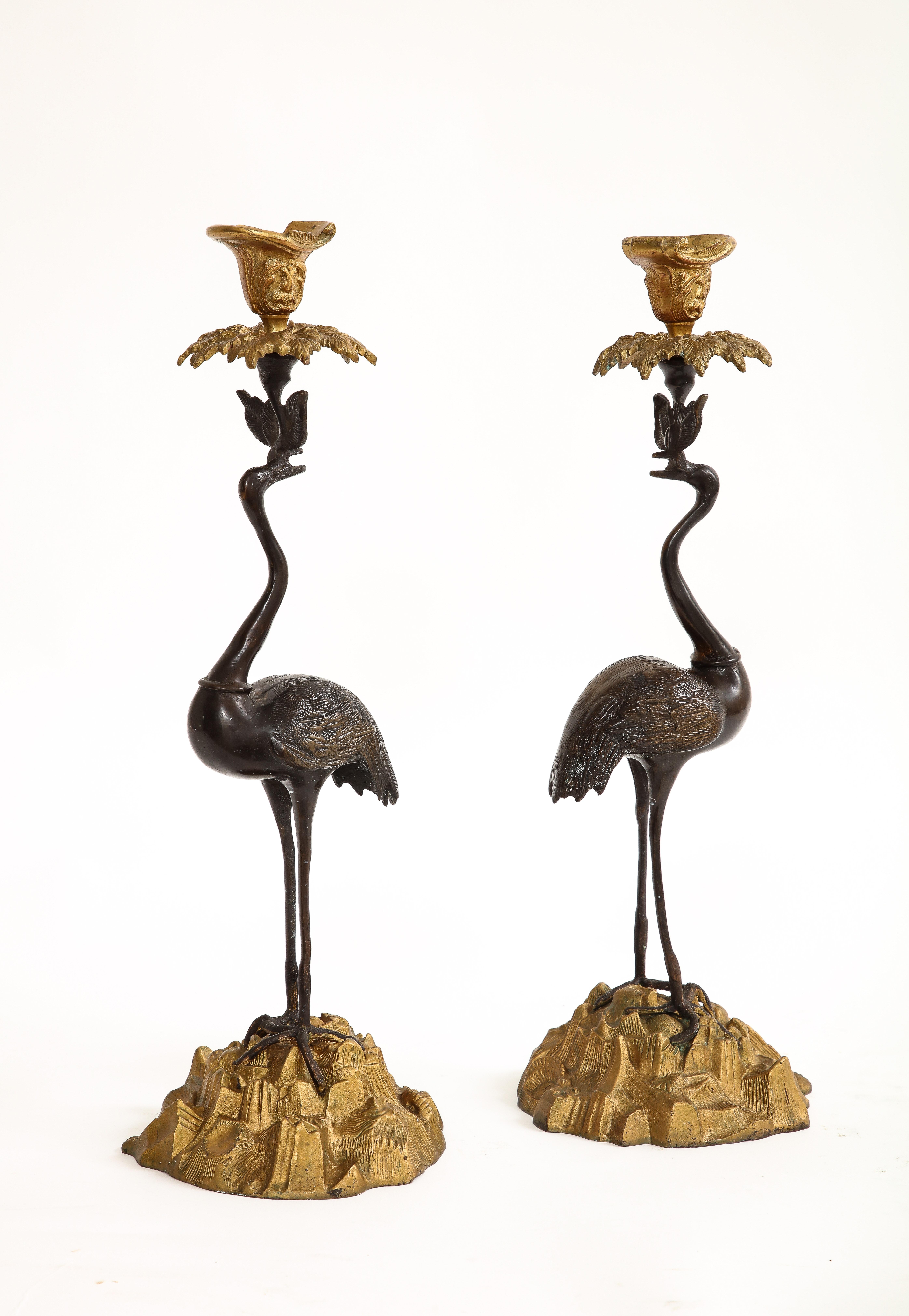 Paar patinierte und vergoldete Bronze-Kerzenständer in Kranichform aus dem 19. Jahrhundert (Französisch) im Angebot