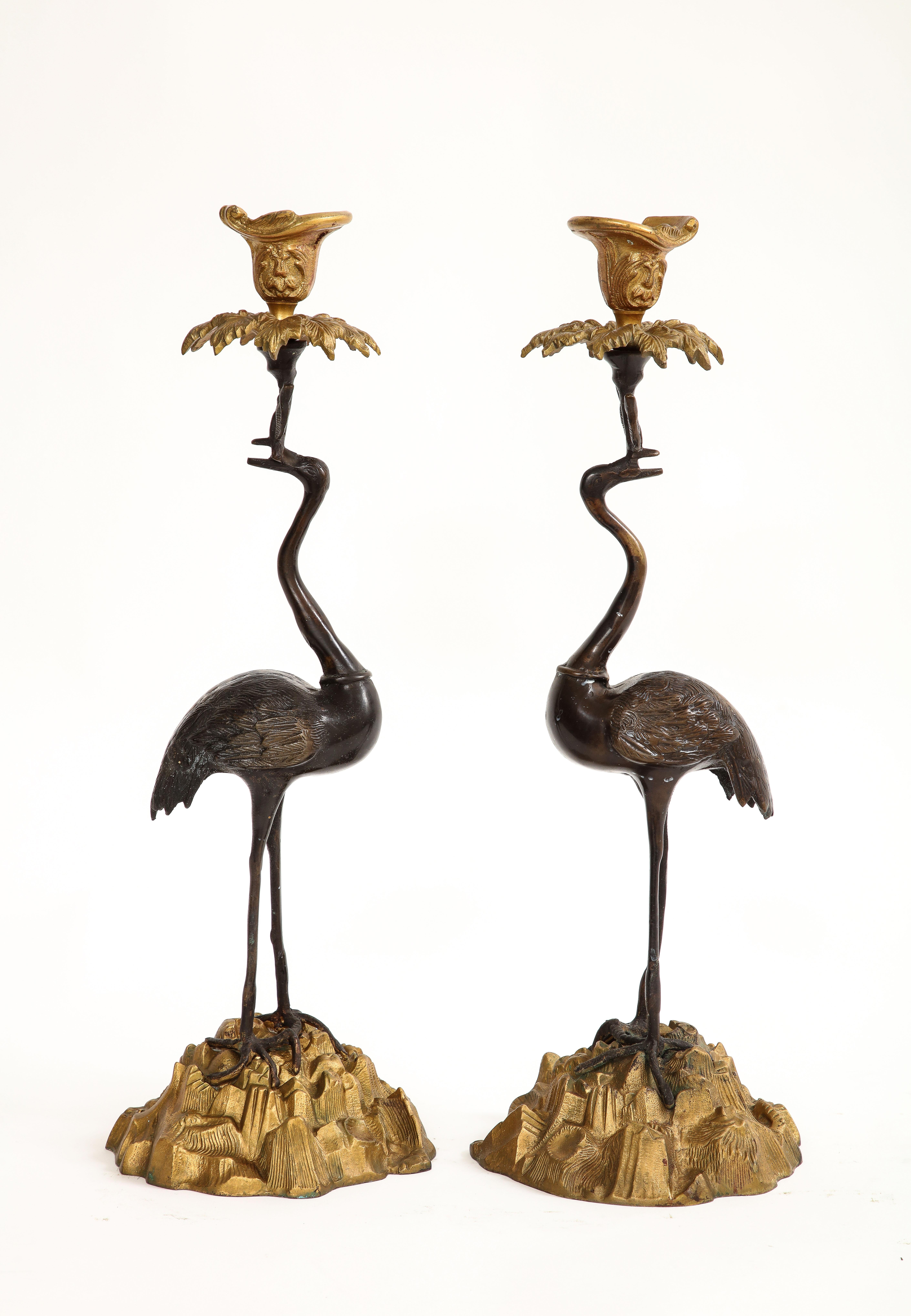 Paar patinierte und vergoldete Bronze-Kerzenständer in Kranichform aus dem 19. Jahrhundert (Patiniert) im Angebot