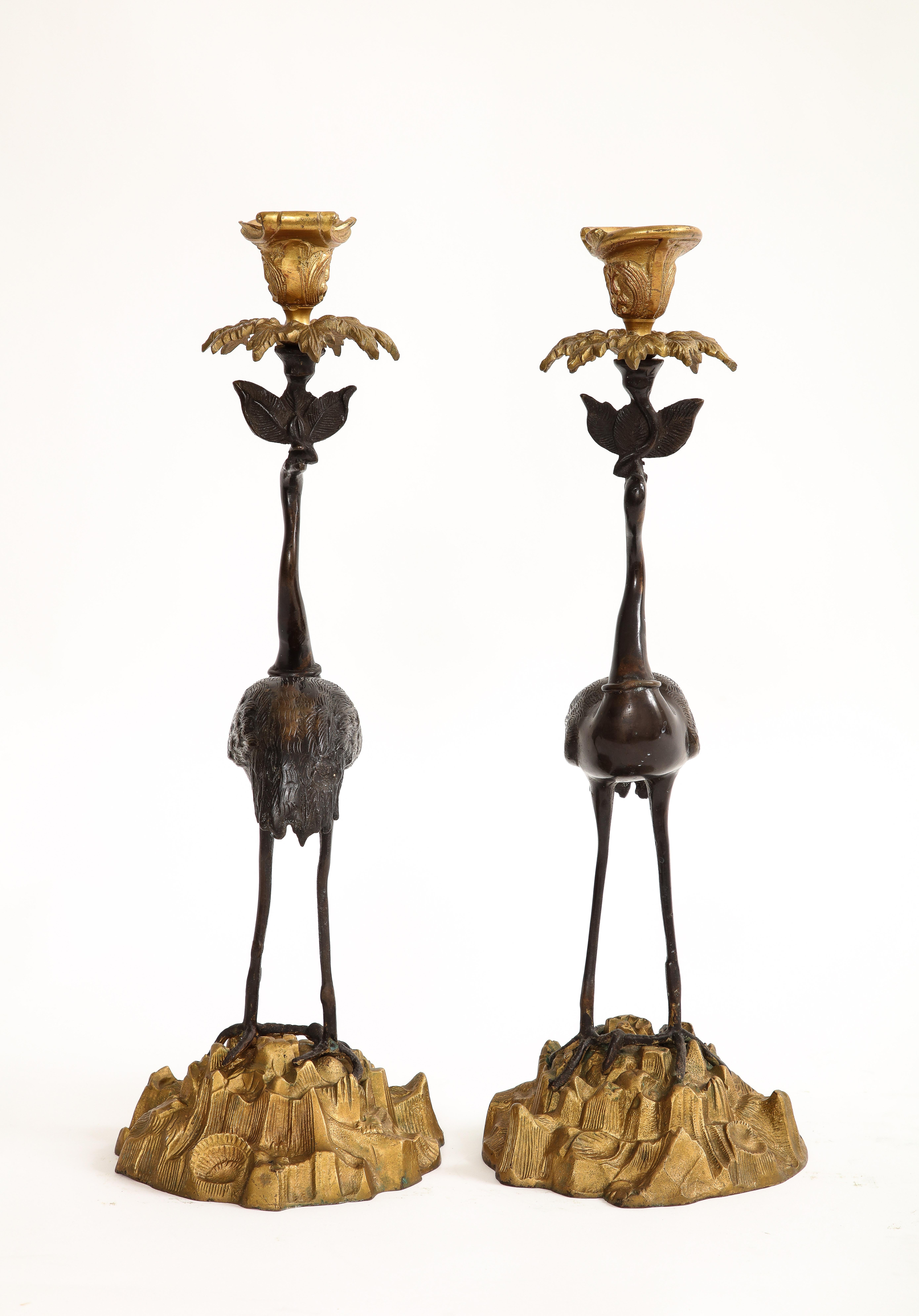 Paar patinierte und vergoldete Bronze-Kerzenständer in Kranichform aus dem 19. Jahrhundert im Zustand „Gut“ im Angebot in New York, NY